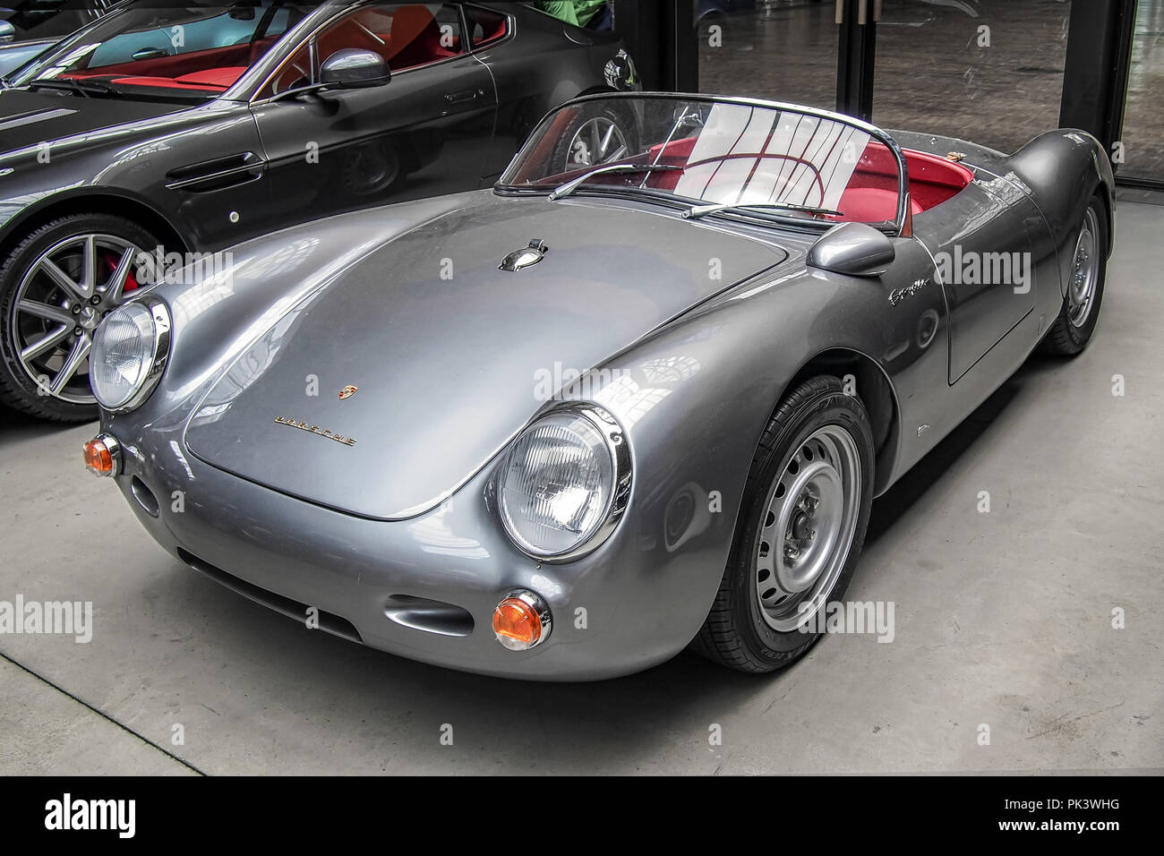 BERLIN, ALLEMAGNE, LE 30 JUILLET 2016 : Argent 1955 Porsche 550 Spyder 'James Dean' dans le Classic Remise Banque D'Images