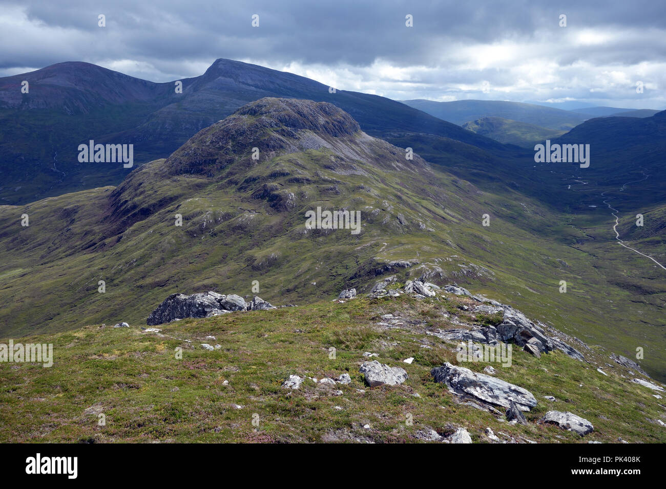 La montagne écossaise Corbett Sgurr Innse & les Munros Stob Coire Easain & Stob une corvée Mheadhoin de Cruach Innse, Glen Spean, les Highlands écossais. Banque D'Images