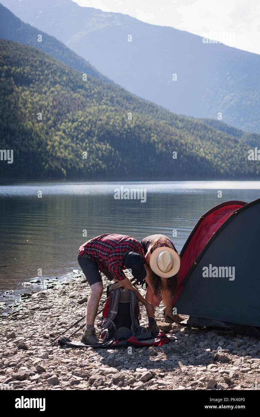 Couple setting up tent Banque D'Images