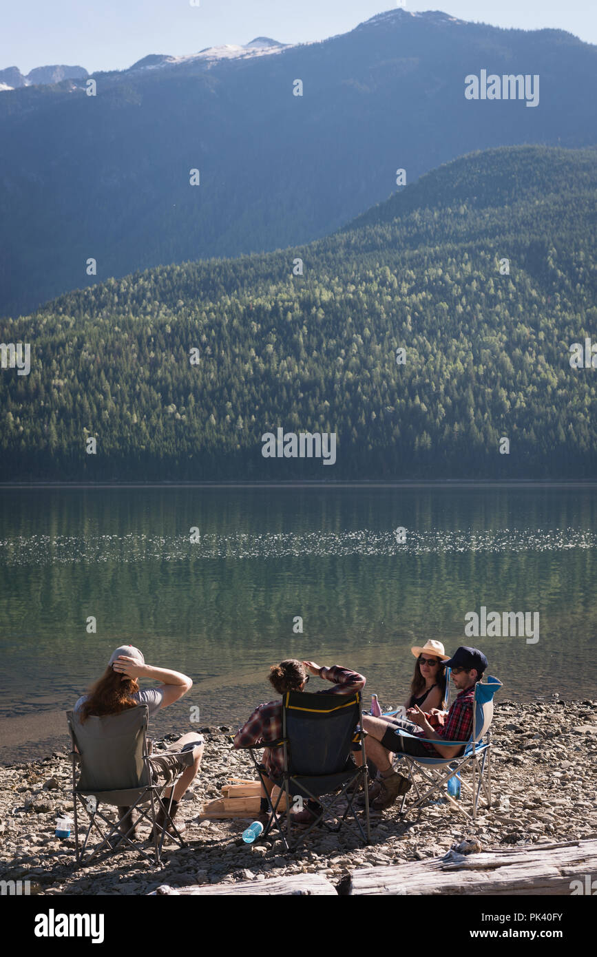 Groupe de randonneurs camping près de Riverside Banque D'Images