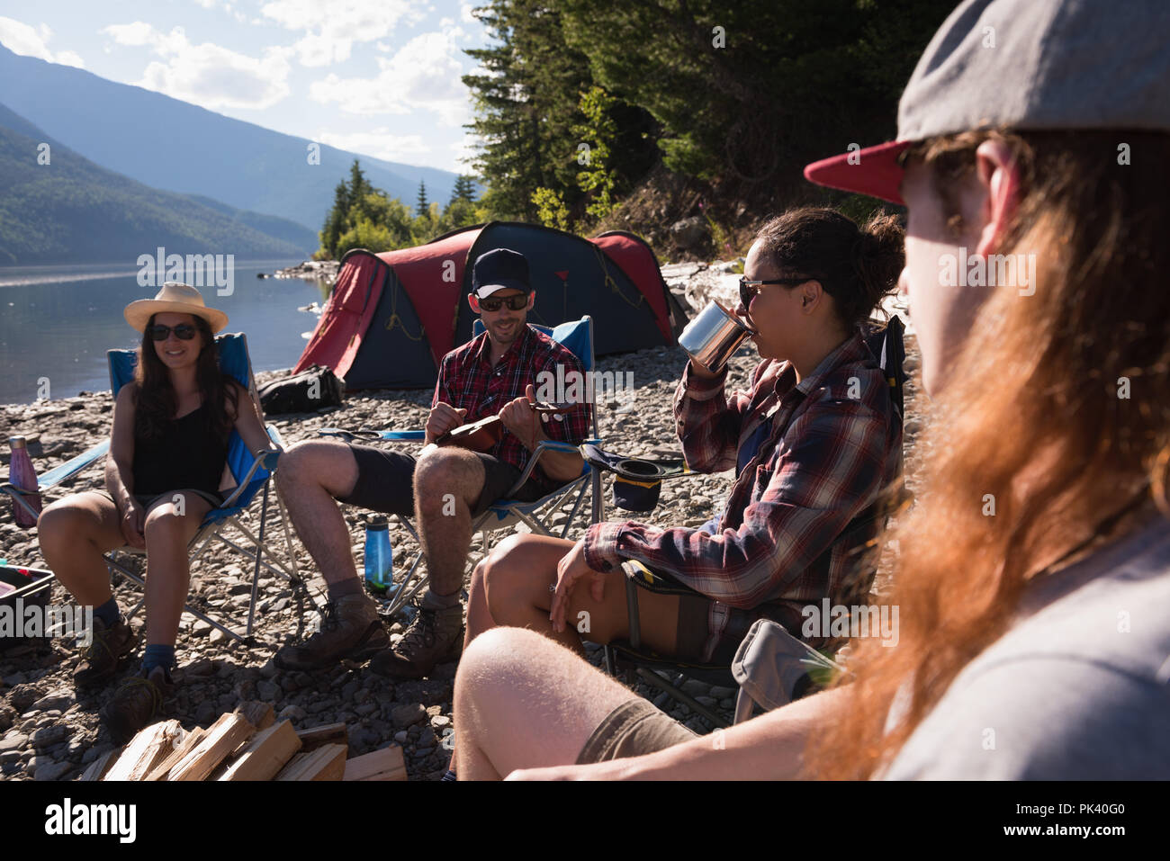 Groupe de randonneurs camping près de Riverside Banque D'Images