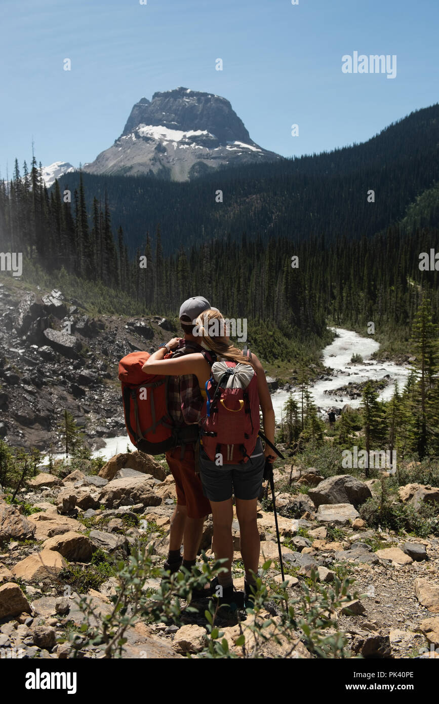 Couple debout sur une montagne Banque D'Images