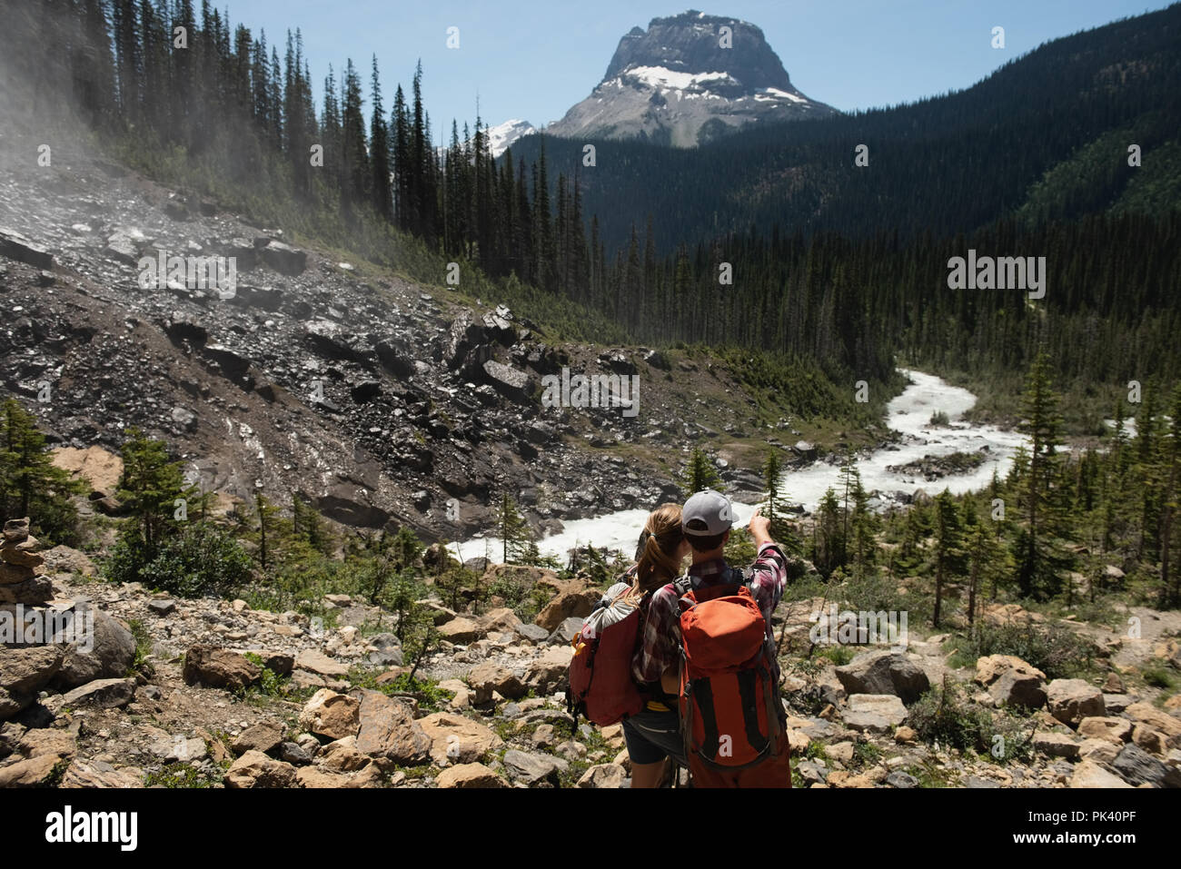 Couple debout sur une montagne Banque D'Images