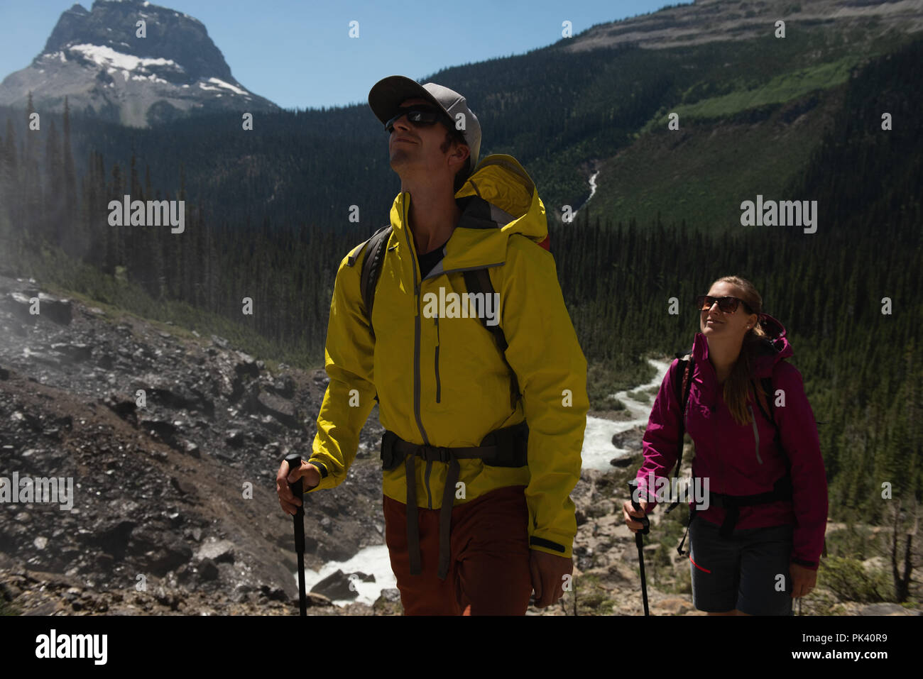 Couple hiking dans les montagnes Banque D'Images