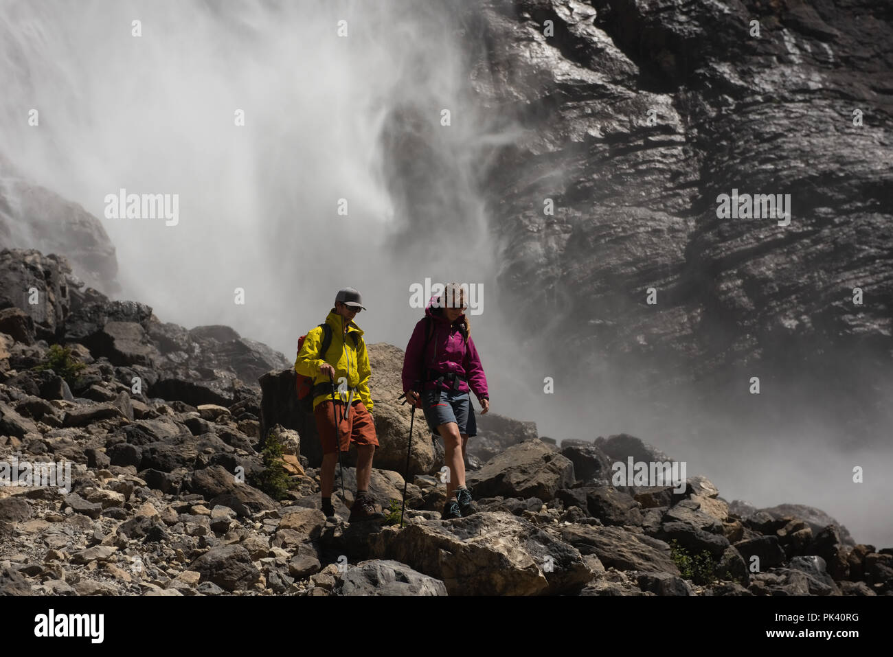 Couple hiking dans les montagnes Banque D'Images