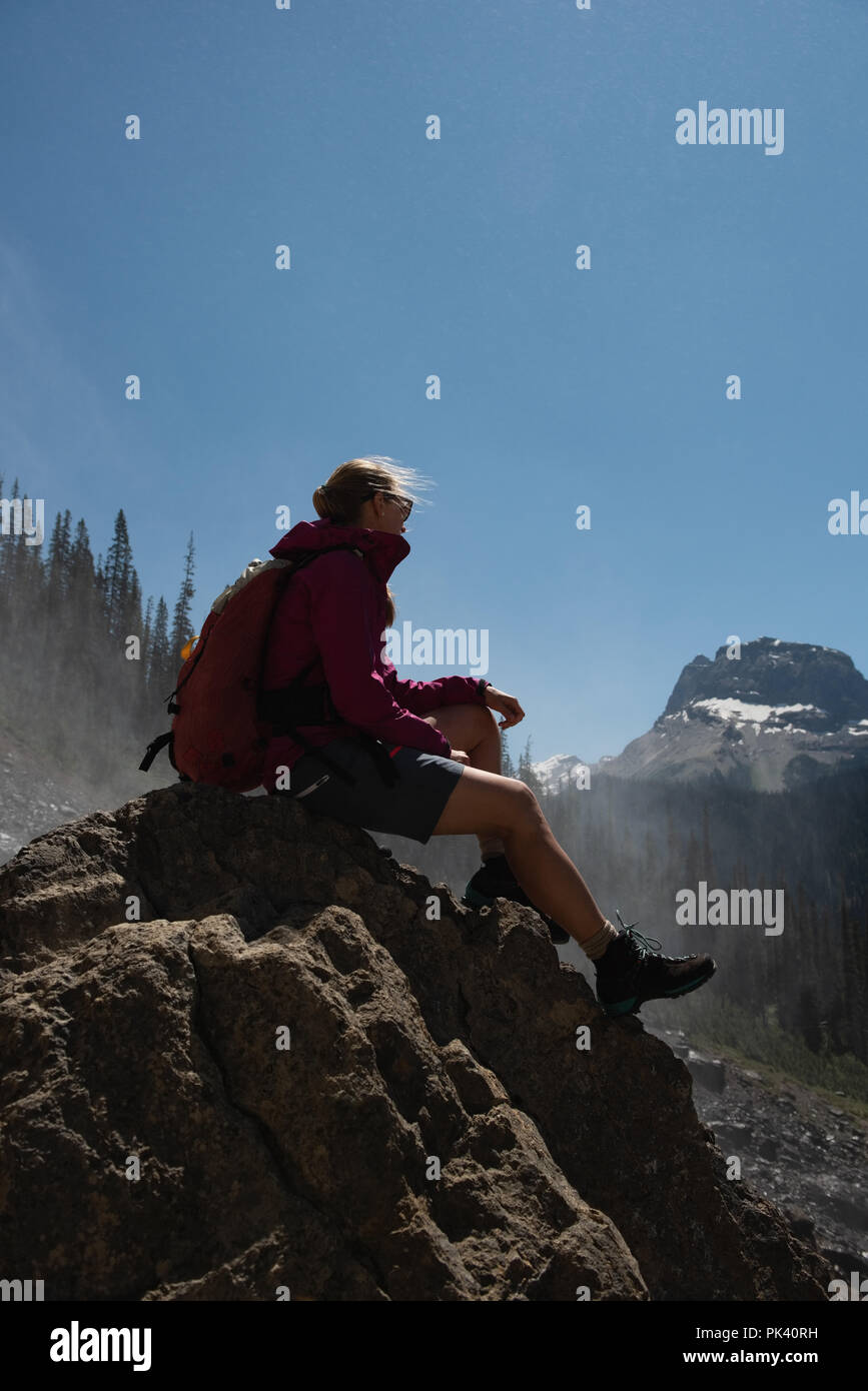 Female hiker relaxing on a rock Banque D'Images