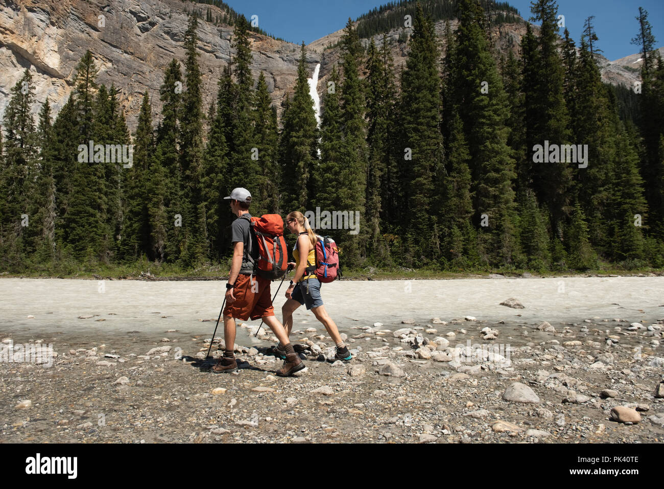 Couple hiking near rivière à campagne Banque D'Images
