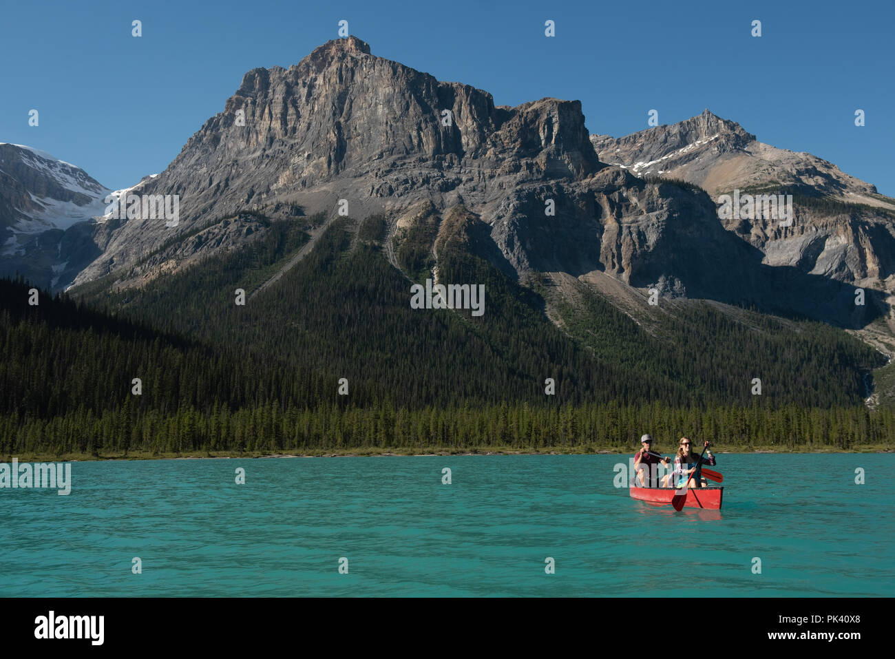 Couple de plaisance sur river Banque D'Images