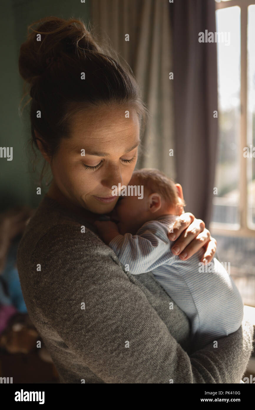 Mother holding baby à la maison Banque D'Images