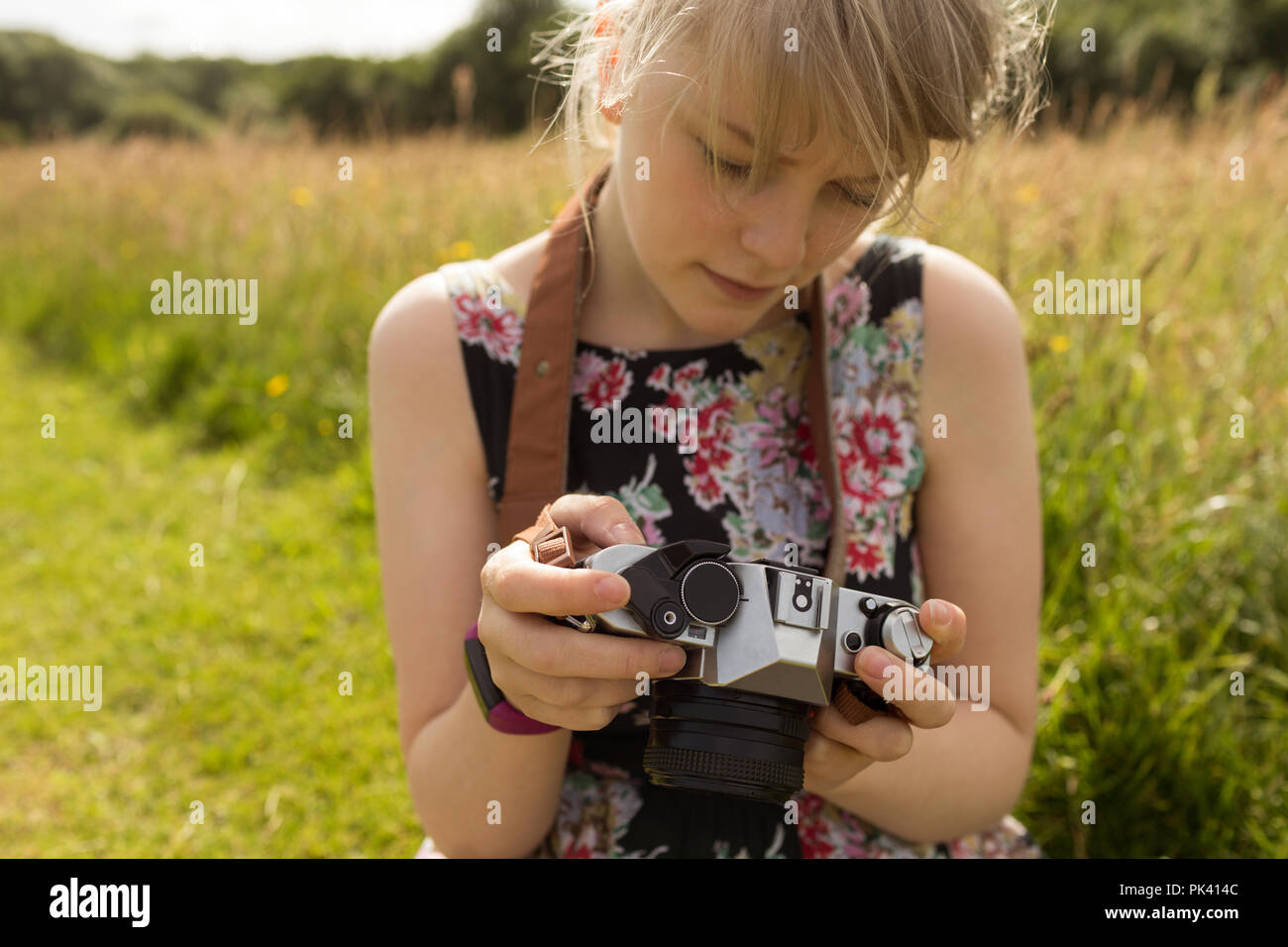 Visualisation des photos sur l'appareil-photo Femme Banque D'Images