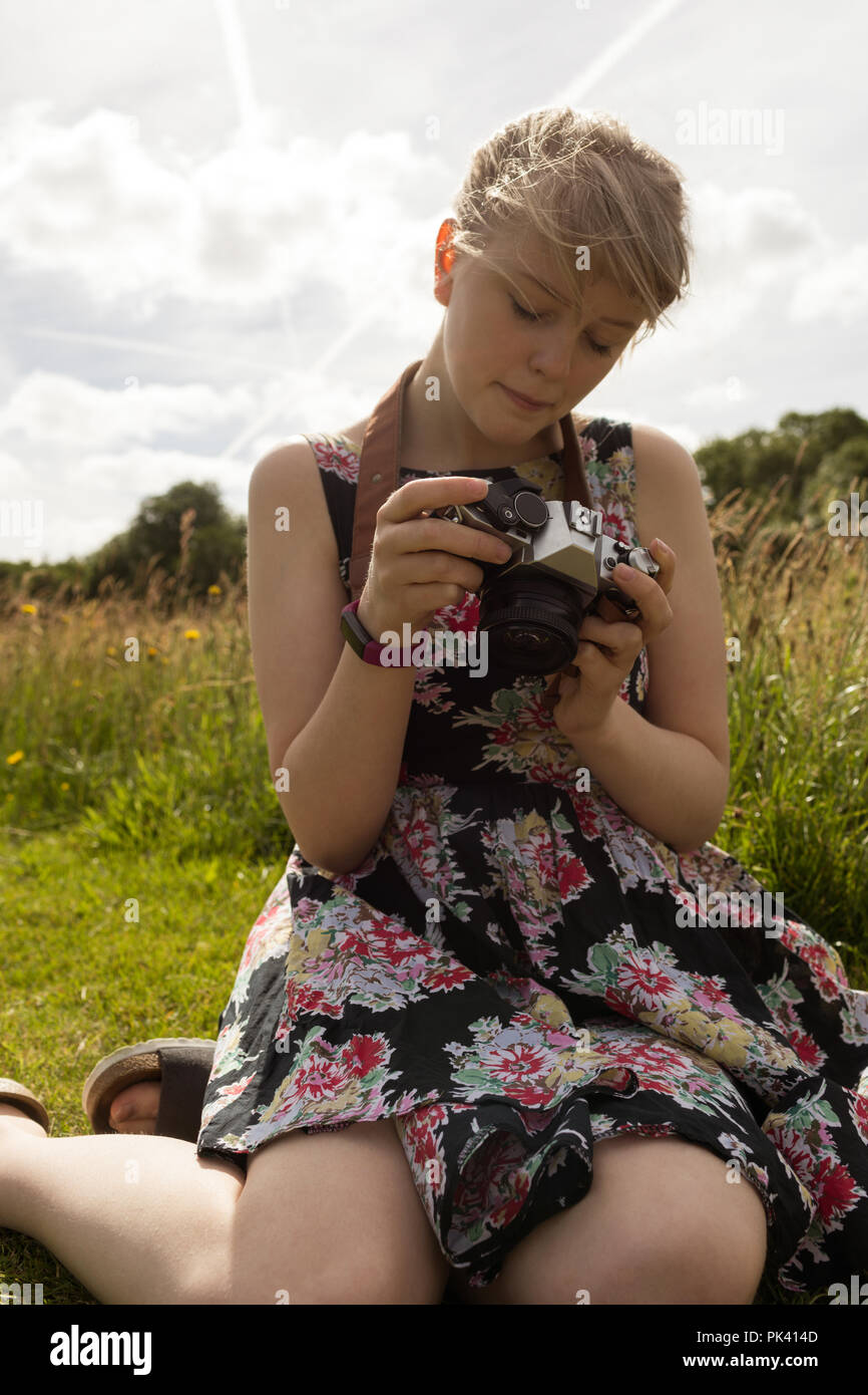 Visualisation des photos sur l'appareil-photo Femme Banque D'Images