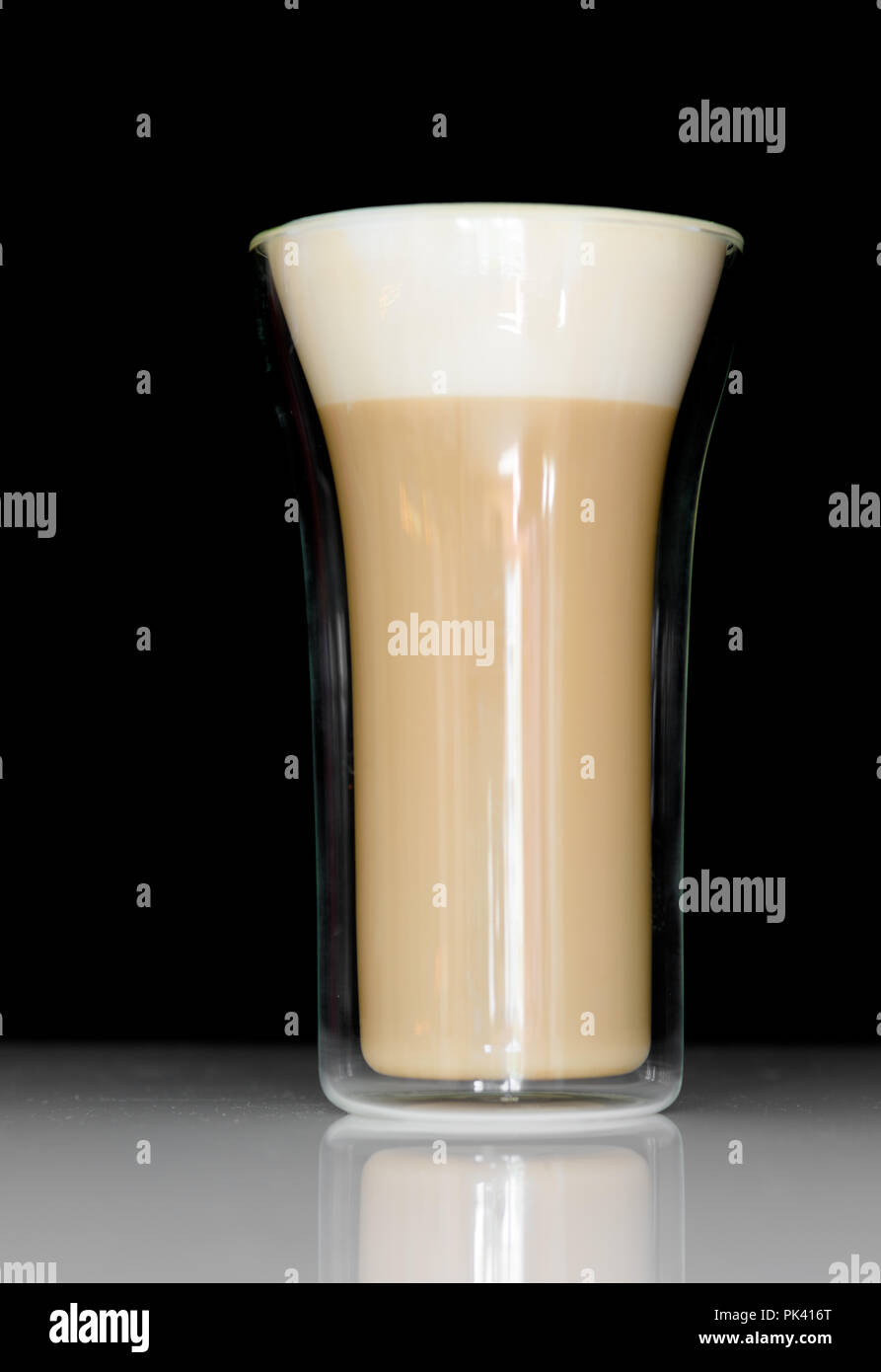 Verre de lait moussé isolés de café latte, cappuccino -. Banque D'Images