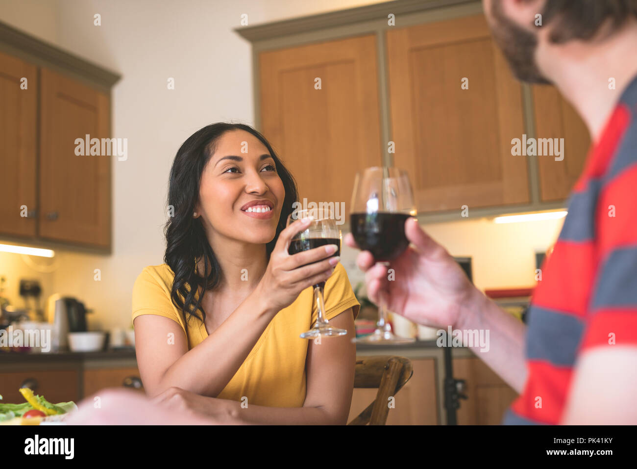 Couple toasting verres de vin à la maison Banque D'Images