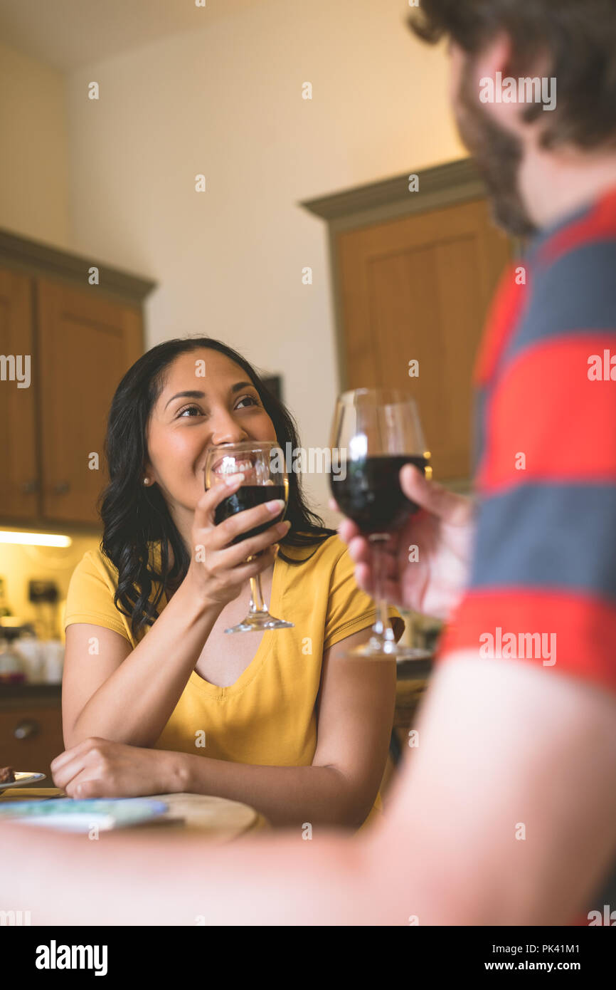 Couple toasting verres de vin à la maison Banque D'Images