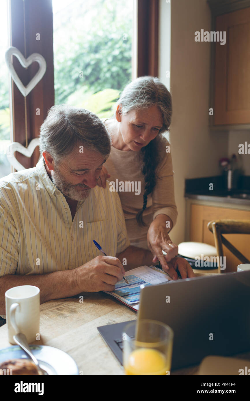 Senior couple contrôle de factures Banque D'Images