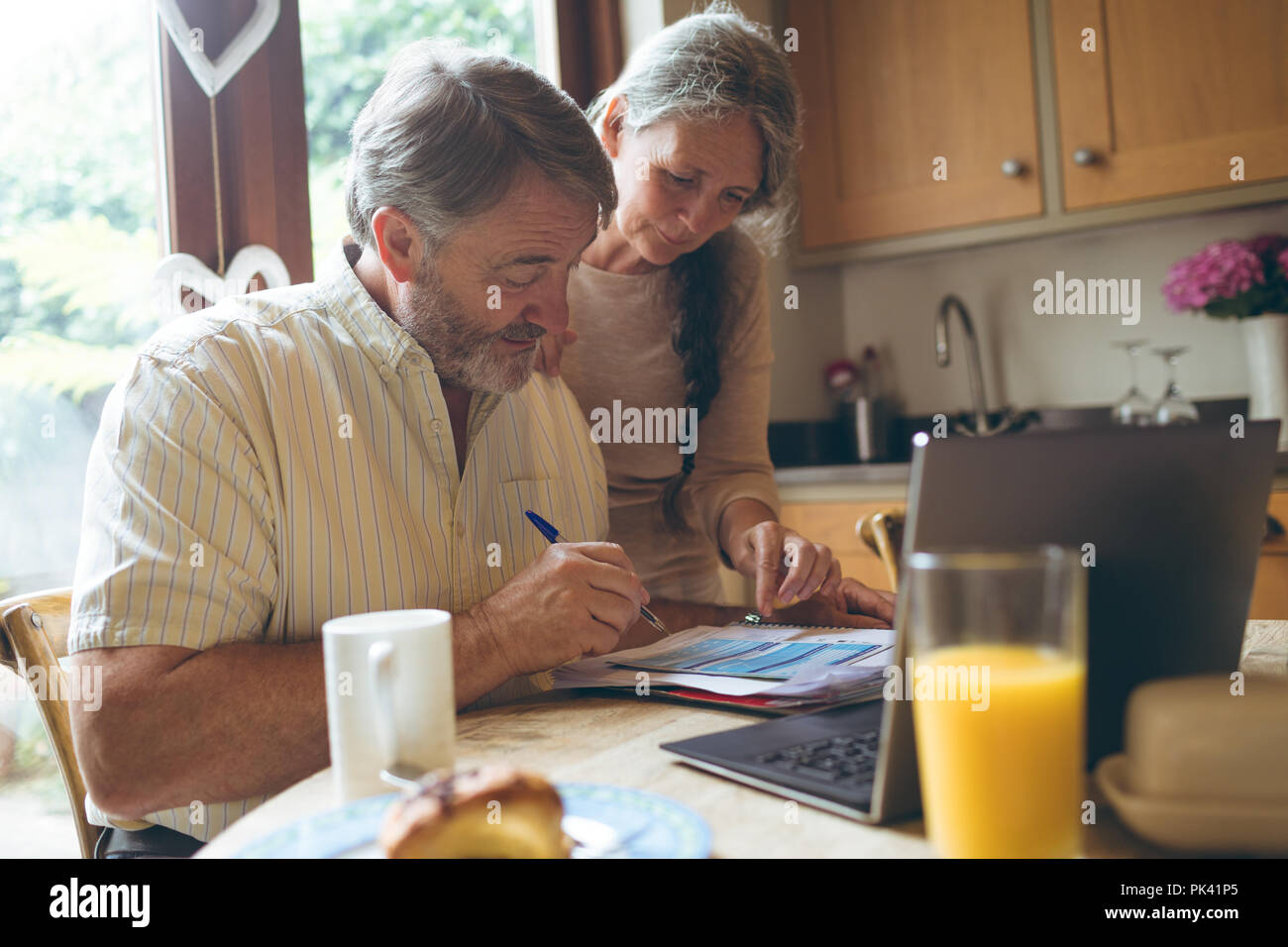Senior couple contrôle de facture Banque D'Images
