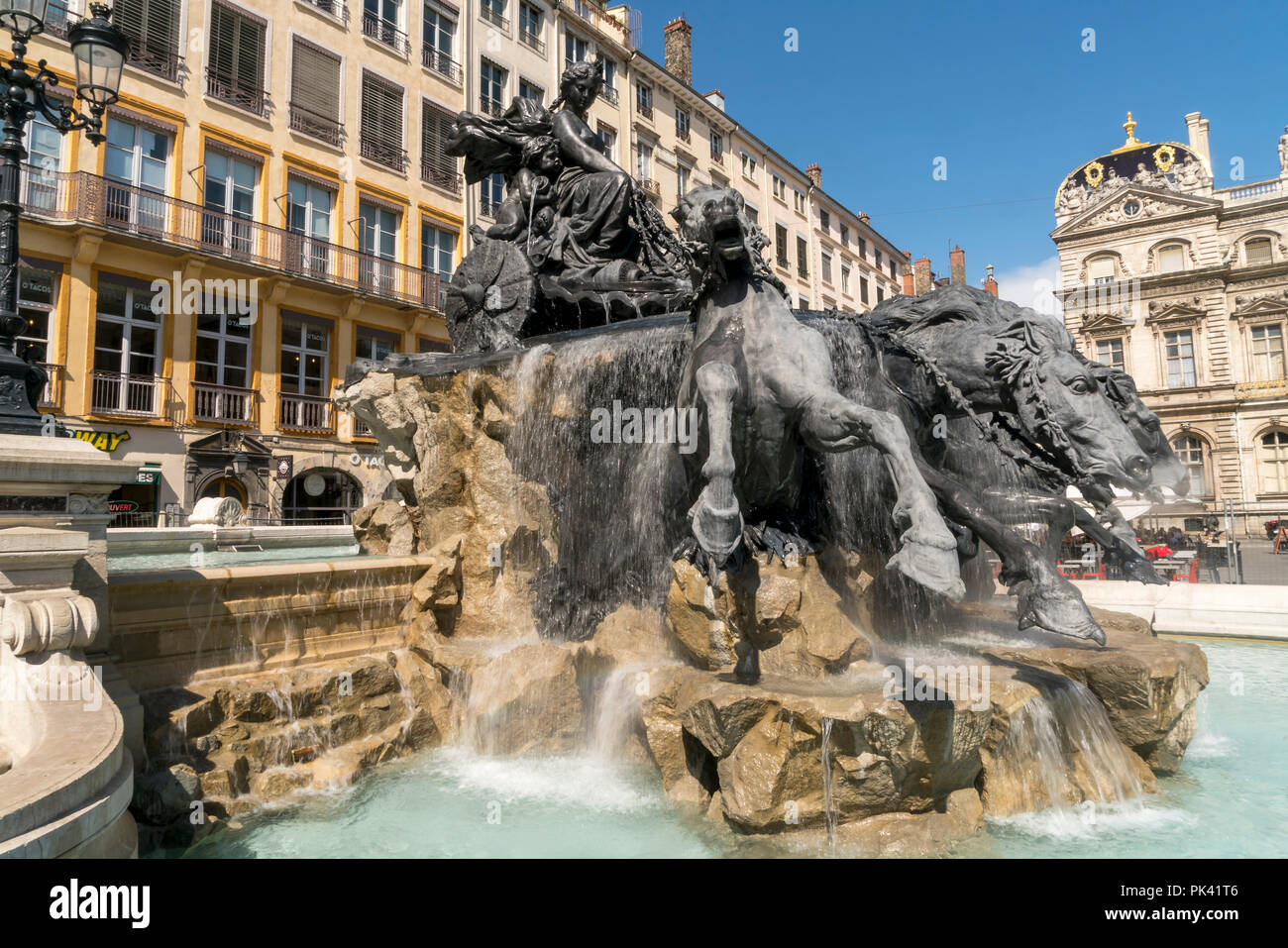 Bartholdi-Brunnen vor dem Rathaus auf dem Platz place des Terreaux, Lyon, Auvergne-Rhone-Alpes, Frankreich | La Fontaine Bartholdi et Lyon Ville Ha Banque D'Images