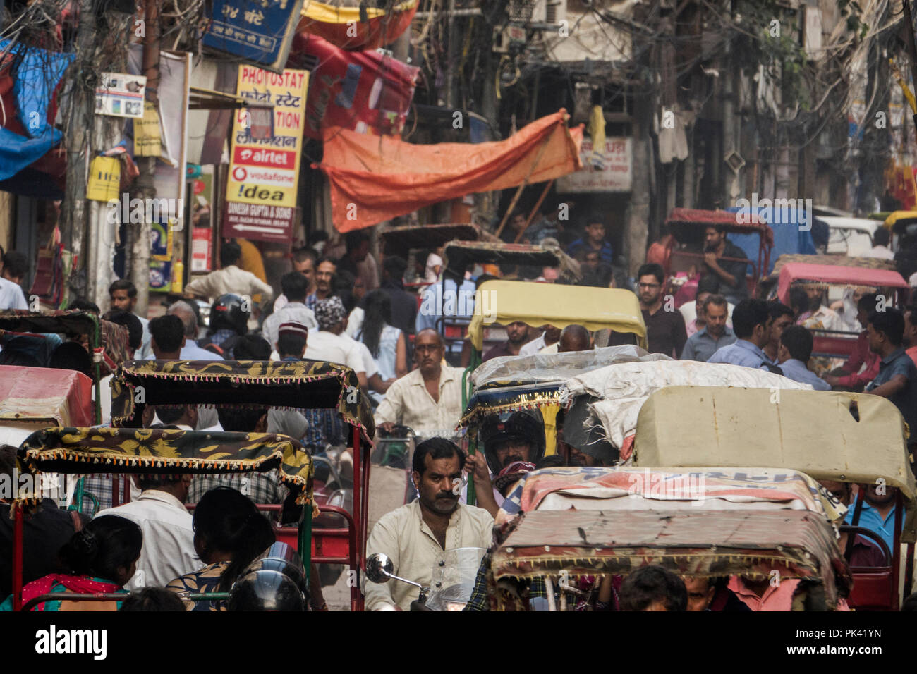 La circulation des piétons et de pousse-pousse dans des scène de rue à Old Delhi, New Delhi, Delhi, Inde Banque D'Images