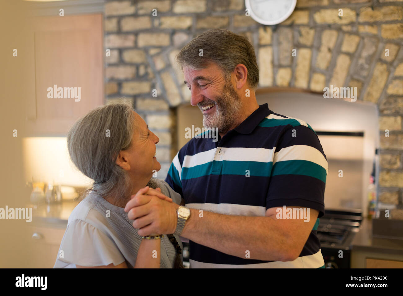 Senior couple dancing at home Banque D'Images