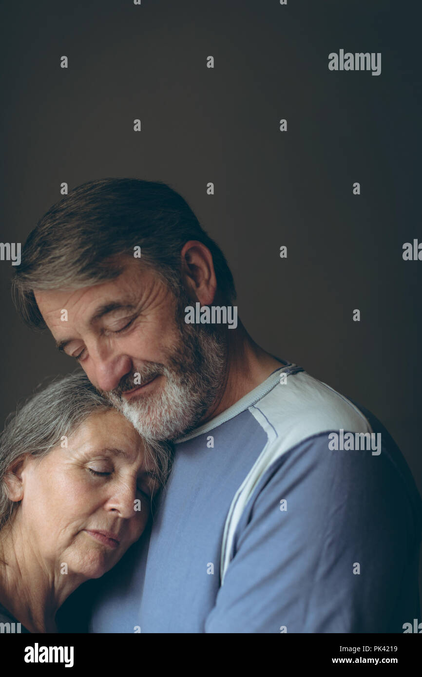 Senior couple relaxing at home Banque D'Images