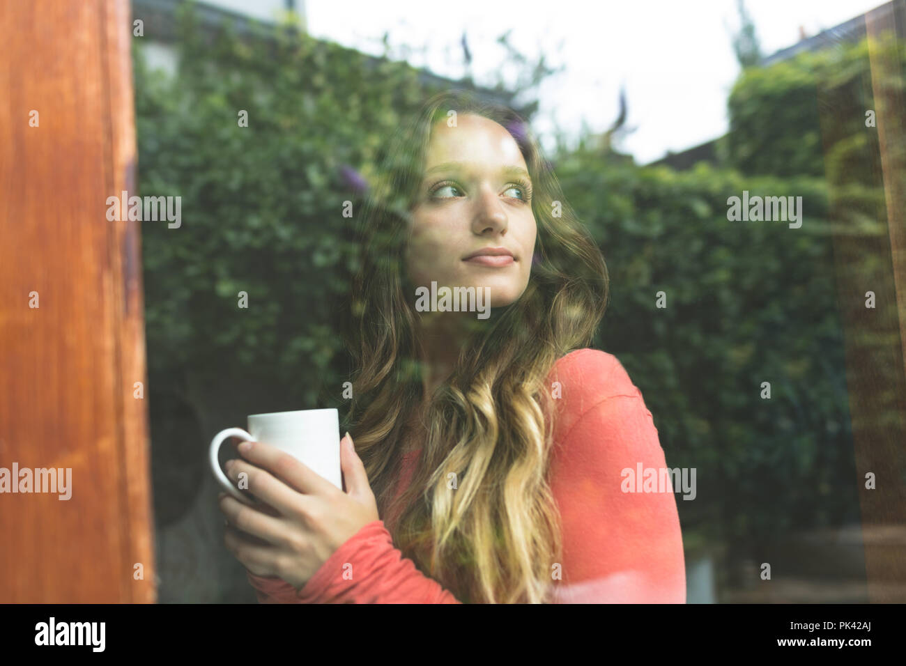 Woman having coffee at home Banque D'Images