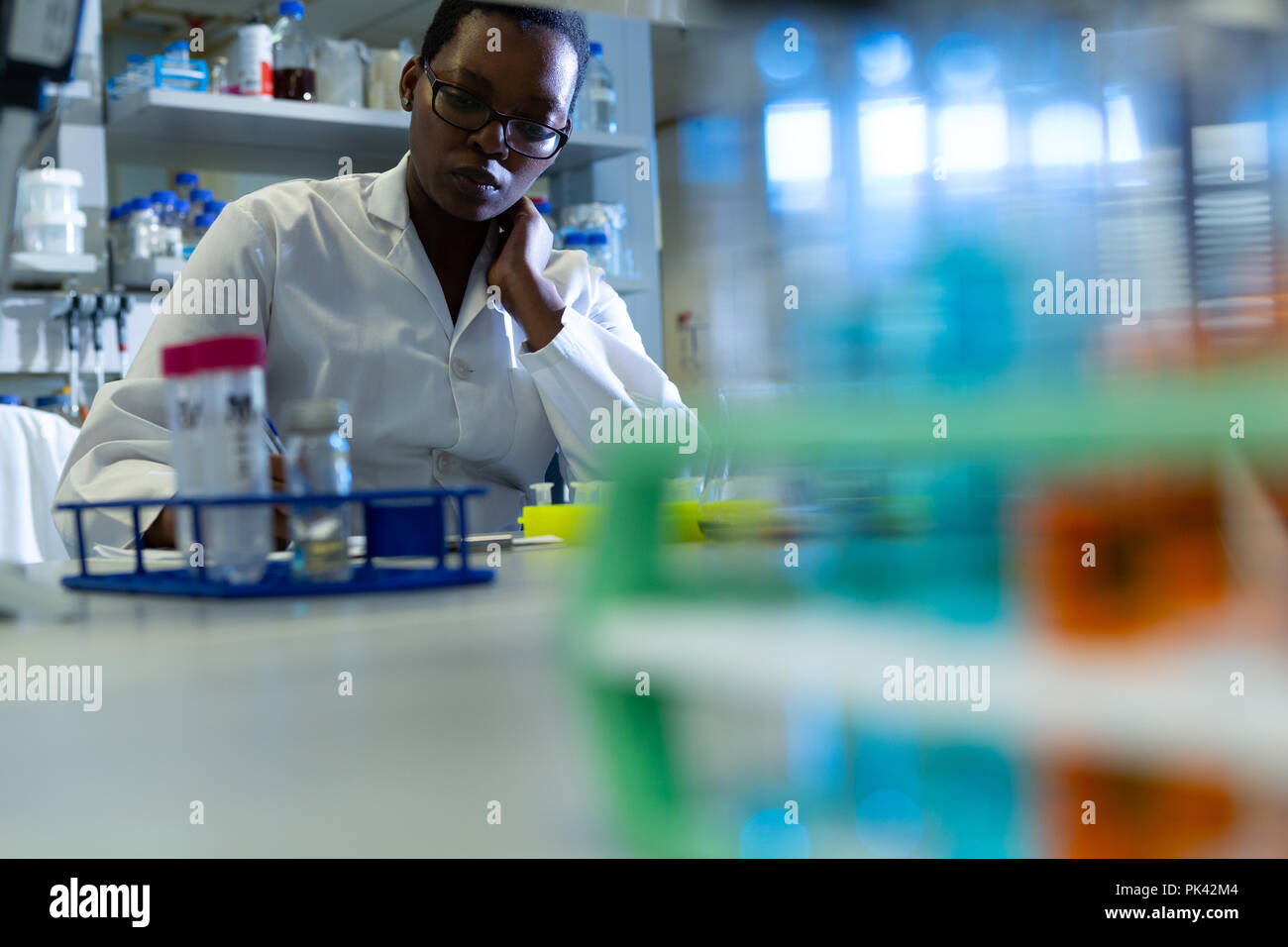 Female scientist experimenting in laboratory Banque D'Images