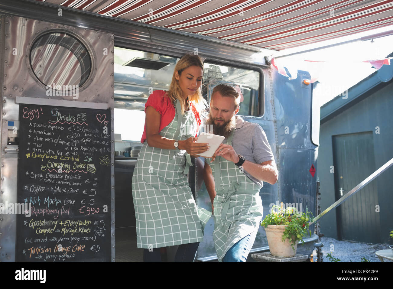 Couple de camion alimentaire Banque D'Images