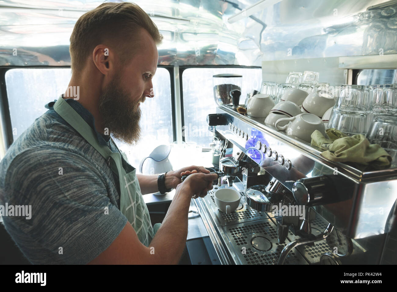 Serveur à café camion alimentaire Banque D'Images