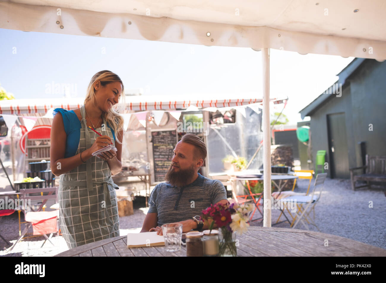 Femme waitress in outdoor cafe Banque D'Images