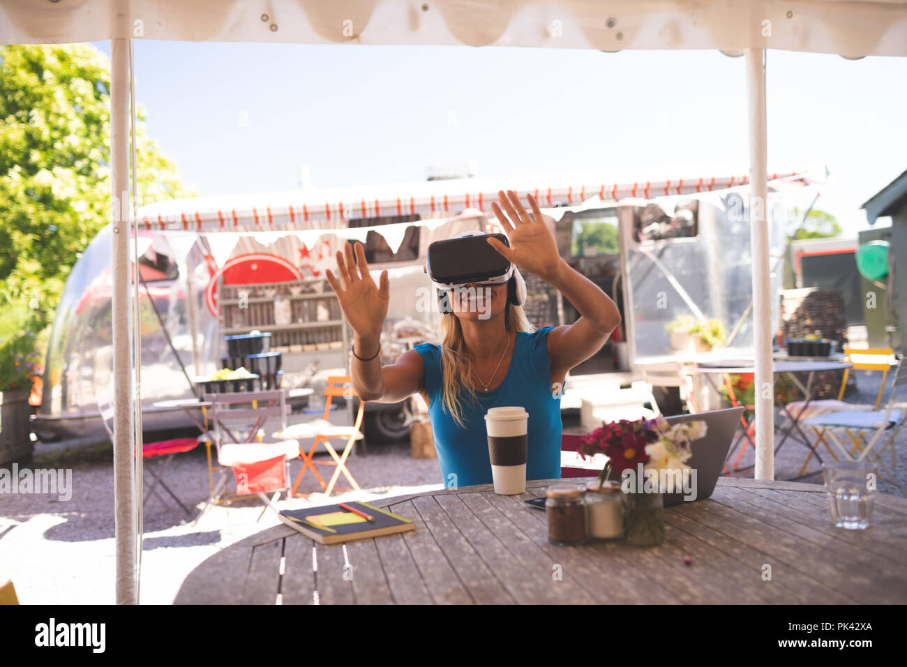 Femme à l'aide de casque de réalité virtuelle Banque D'Images