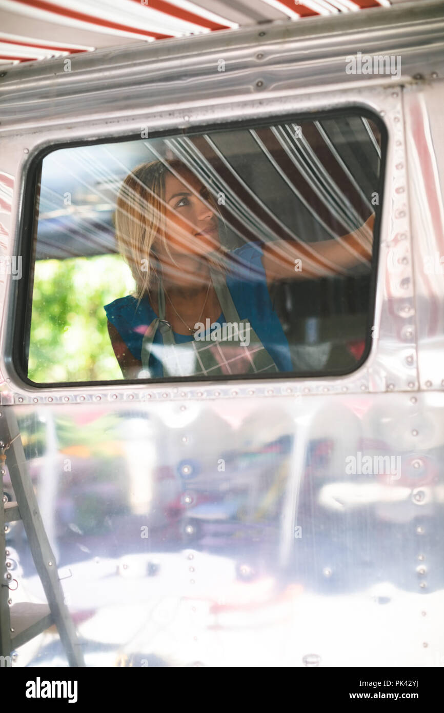 Femme serveuse travaillant dans camion alimentaire Banque D'Images