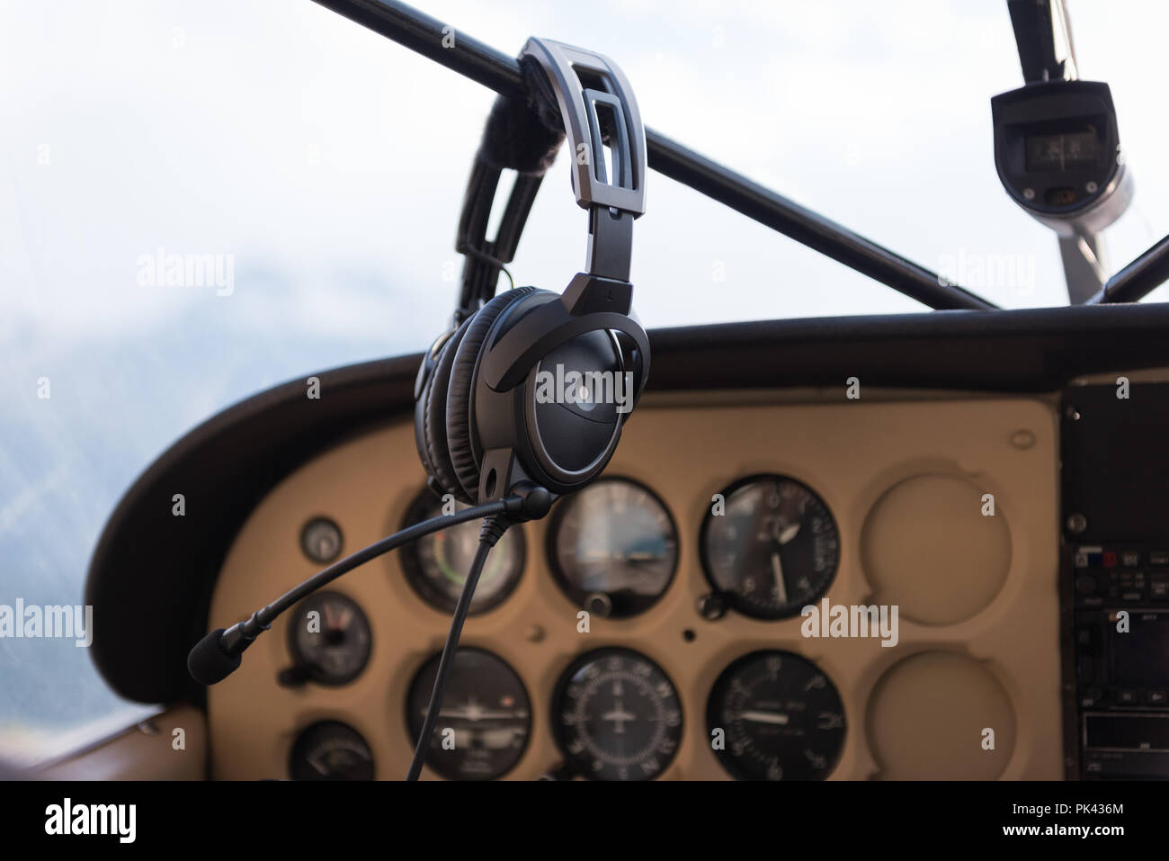 Casque d'aéronefs dans le cockpit Banque D'Images