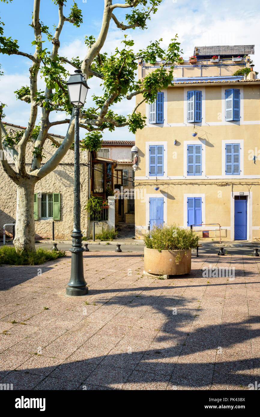 La Place des moulins dans le quartier de Le Panier, le centre historique de Marseille, est un carré d'arbres bordée par de vieilles maisons de ville et petits immeubles. Banque D'Images