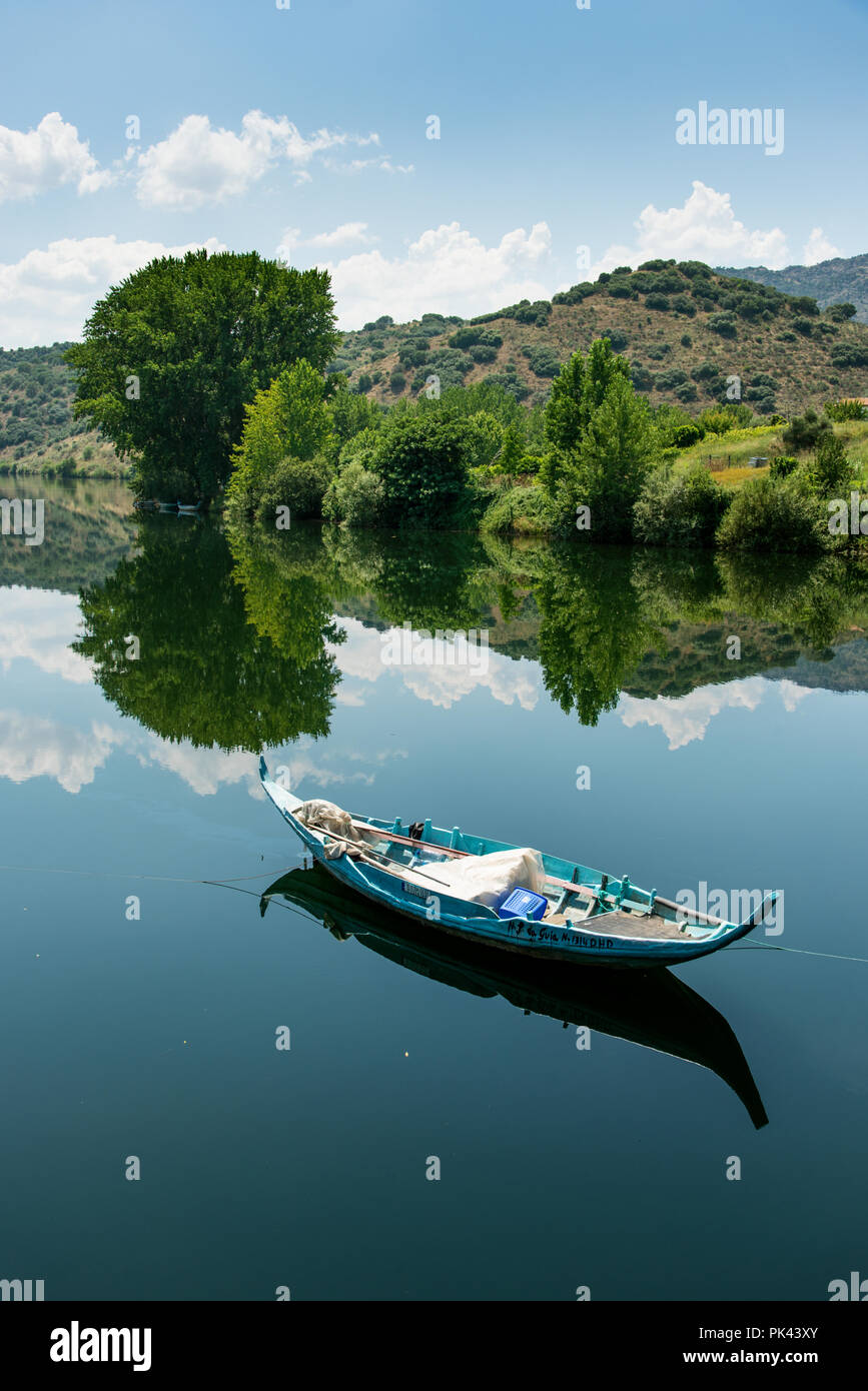 Le Sabor, un affluent de la rivière Douro, et un bateau de pêche traditionnel. Torre de Moncorvo, TRAS OS MONTES. Portugal Banque D'Images