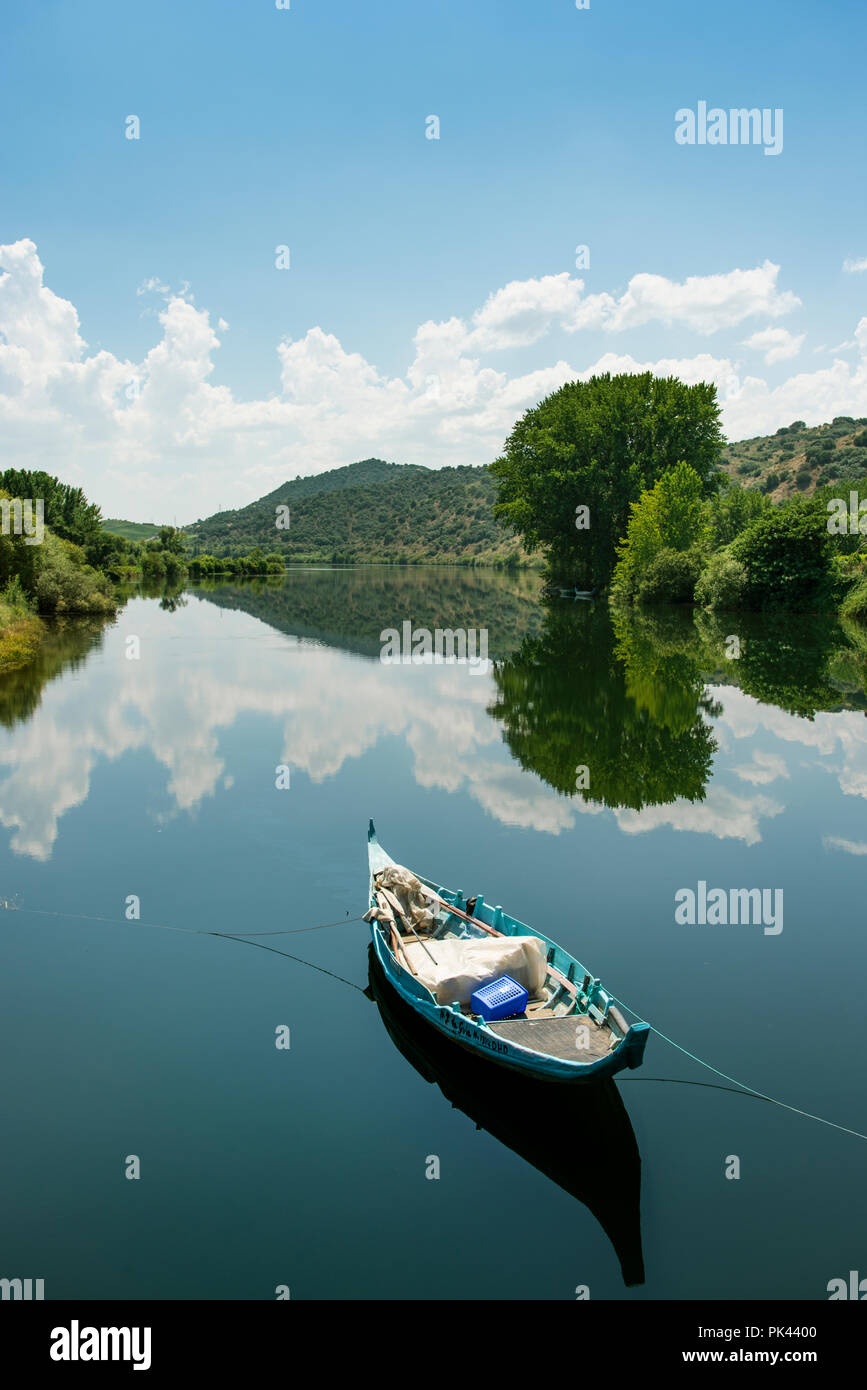 Le Sabor, un affluent de la rivière Douro, et un bateau de pêche traditionnel. Torre de Moncorvo, TRAS OS MONTES. Portugal Banque D'Images