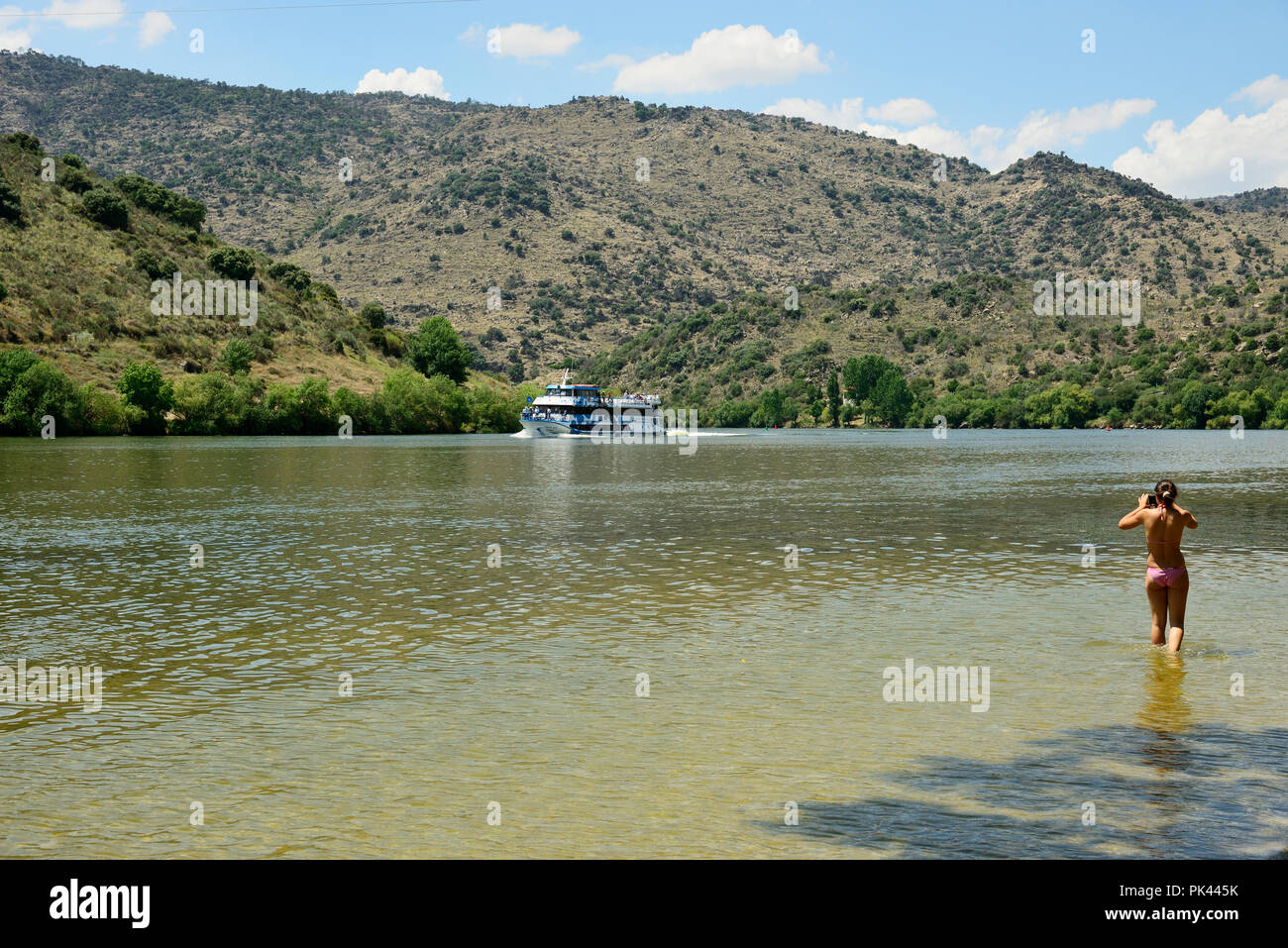 Bateau touristique sur le fleuve Douro, à l'embouchure de son affluent, la rivière Sabor. Site du patrimoine mondial de l'UNESCO. Torre de Moncorvo, Alto Dou Banque D'Images