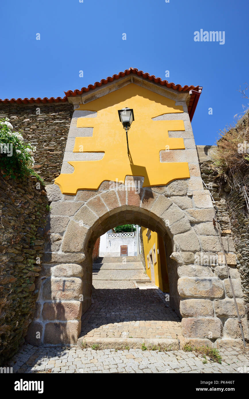 La principale porte médiévale, Porta da Vila (Porta de Nossa Senhora dos Remédios), au château de Torre de Moncorvo. Tras os Montes, Portugal Banque D'Images