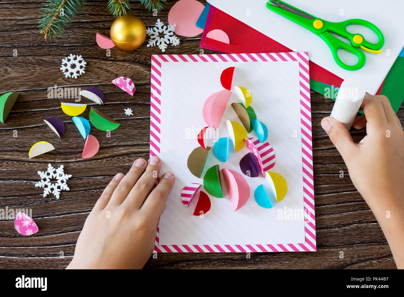L Enfant Colle Les Pieces Sapin De Noel Carte De Vœux Fait Main Projet De La Creativite Des Enfants Artisanat L Artisanat Pour Les Enfants Photo Stock Alamy L Enfant Colle Les Pieces Sapin De Noel Carte De Vœux Fait Main Projet De La Creativite Des Enfants Artisanat L Artisanat Pour Les Enfants Photo Stock Alamy