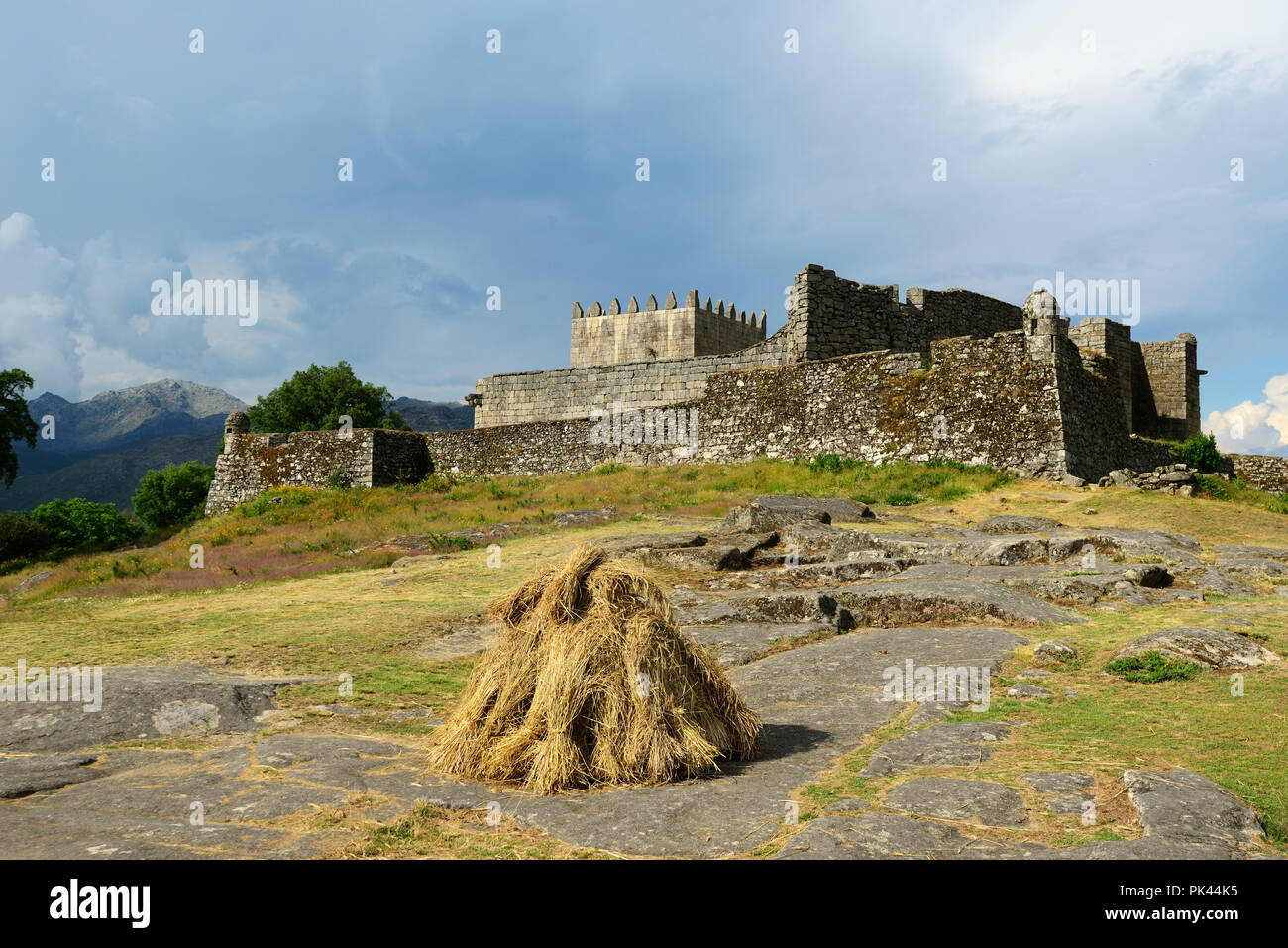 Le 13e siècle vieux château de Lindoso, gardant un œil sur les montagnes espagnoles de l'avant, et le seigle. Peneda Geres National Park. Alto Minho, Portugal Banque D'Images