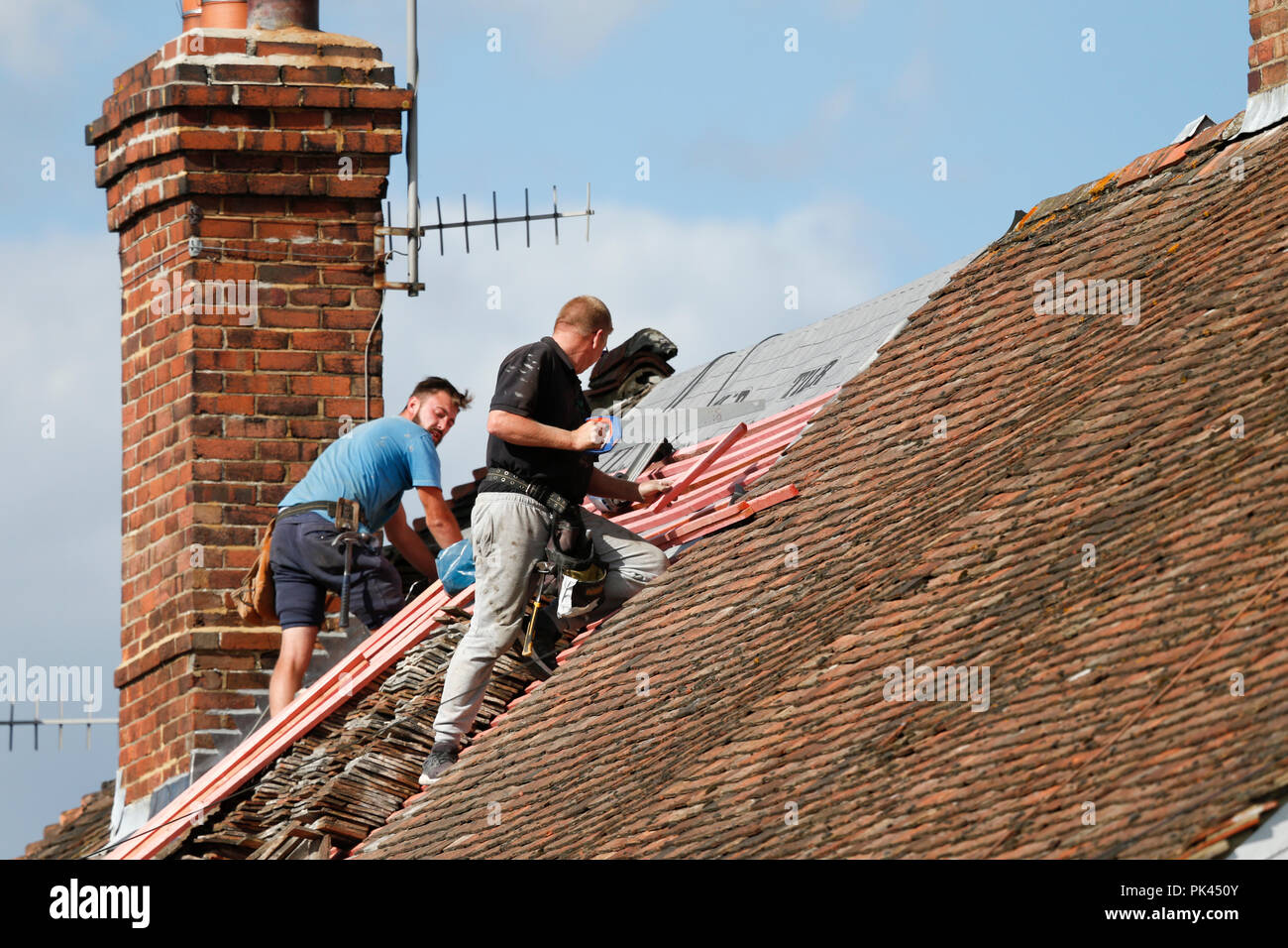 Les couvreurs de toit remplacement charpente et tuiles sur une vieille maison, Kent, UK Banque D'Images