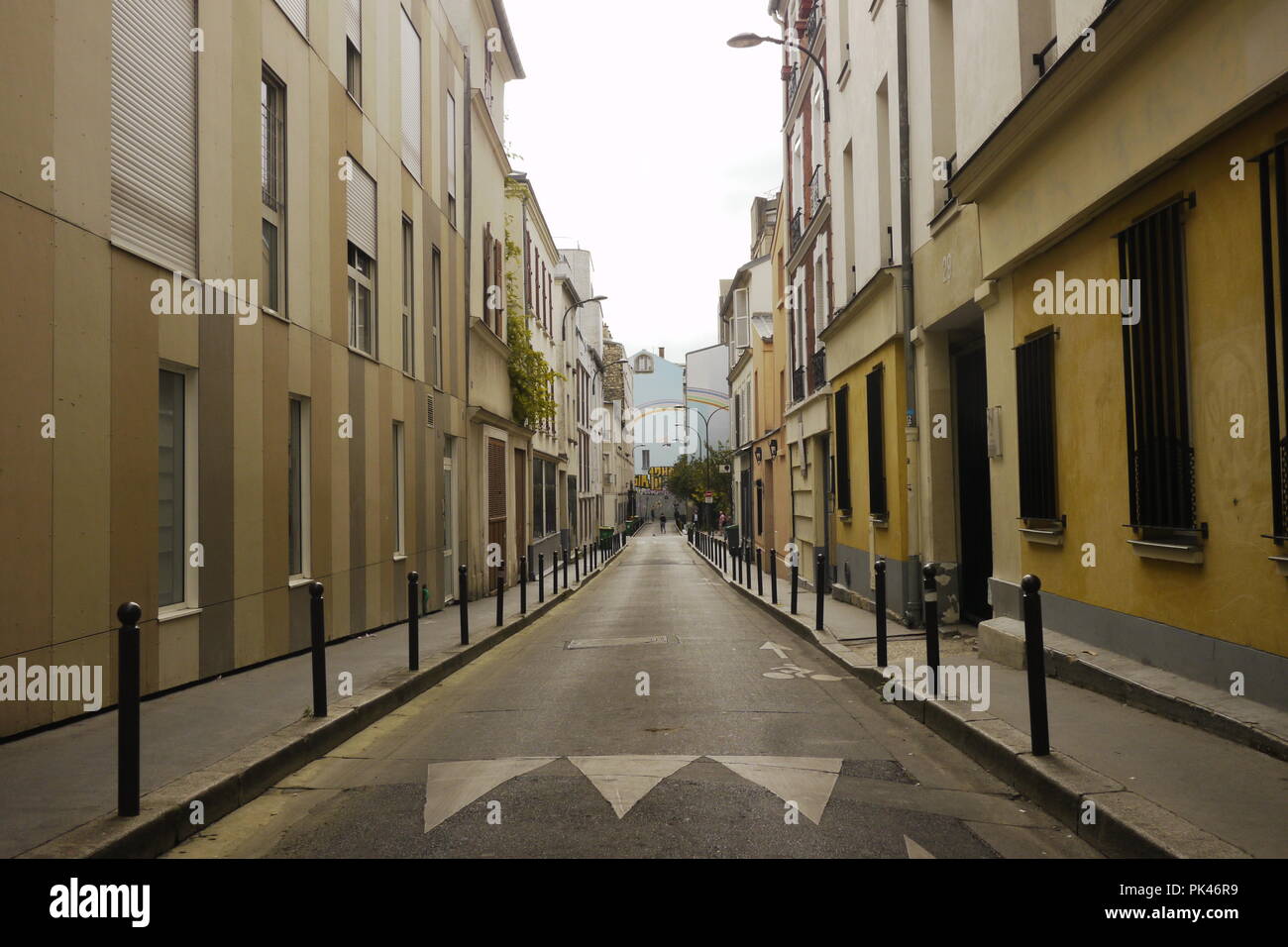 Les rues vides à Paris pendant l'été, quand la plupart des gens prennent des vacances. Genre de surréaliste. Banque D'Images