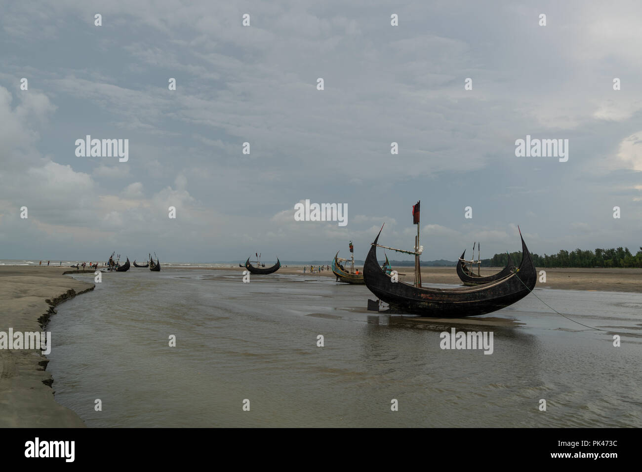 Bateau de pêche traditionnel, aussi appelé 'Moon', bateau à Inani beach , Cox's Bazar au Bangladesh, août 2018. La 'Moon' bateaux sont faites par les charpentiers traditionnels en utilisant des "shiuri" bois. Un bateau lune est d'environ 8 mètres de long, pèse moins de 4 tonnes et peut accueillir un équipage de 4 à 5 pêcheurs. Malheureusement, depuis deux décennies, la flotte de bateaux traditionnels de la lune au Bangladesh disparaît graduellement. Banque D'Images