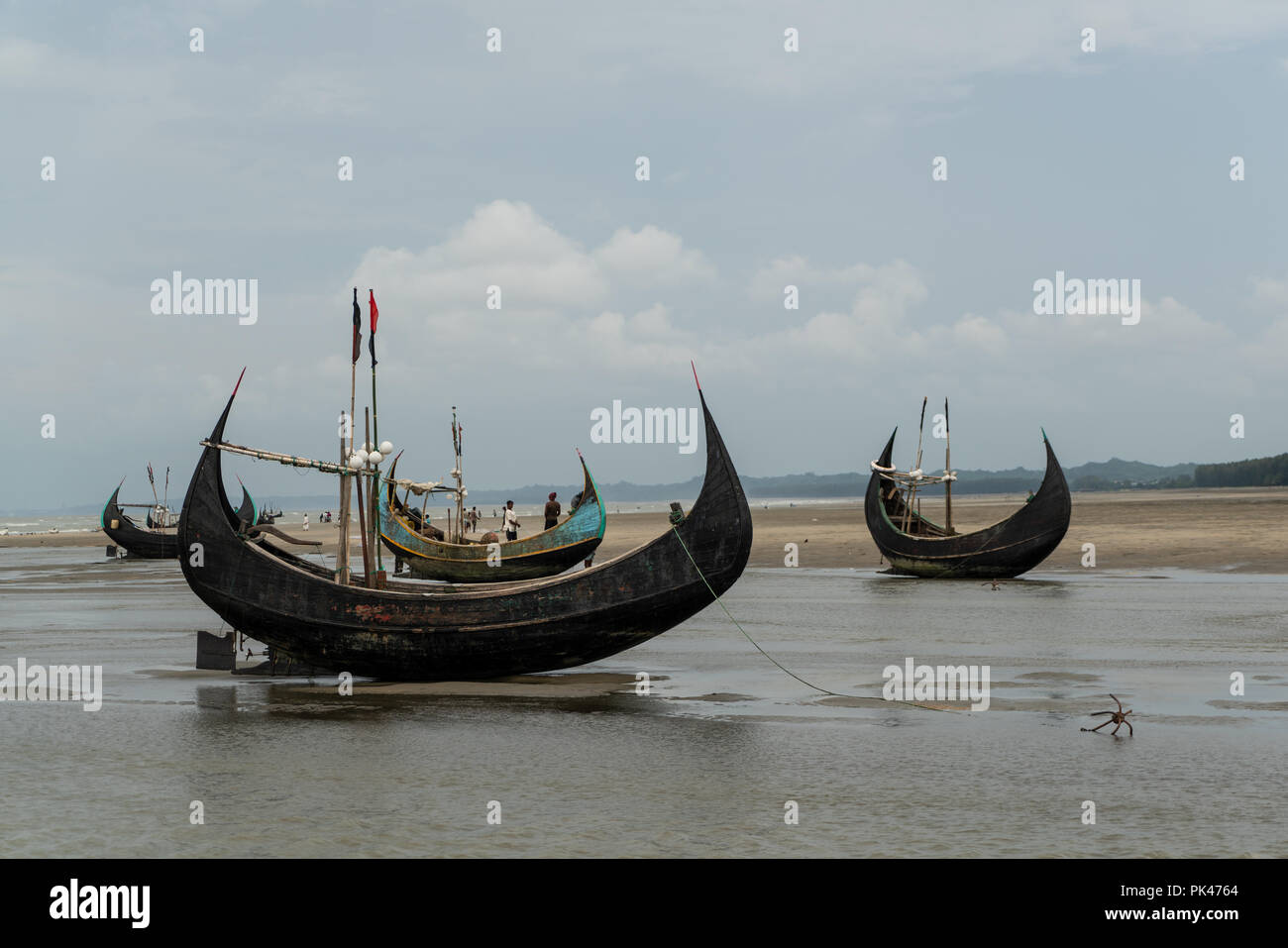 Bateau de pêche traditionnel, aussi appelé 'Moon', bateau à Inani beach , Cox's Bazar au Bangladesh, août 2018. La 'Moon' bateaux sont faites par les charpentiers traditionnels en utilisant des "shiuri" bois. Un bateau lune est d'environ 8 mètres de long, pèse moins de 4 tonnes et peut accueillir un équipage de 4 à 5 pêcheurs. Malheureusement, depuis deux décennies, la flotte de bateaux traditionnels de la lune au Bangladesh disparaît graduellement. Banque D'Images