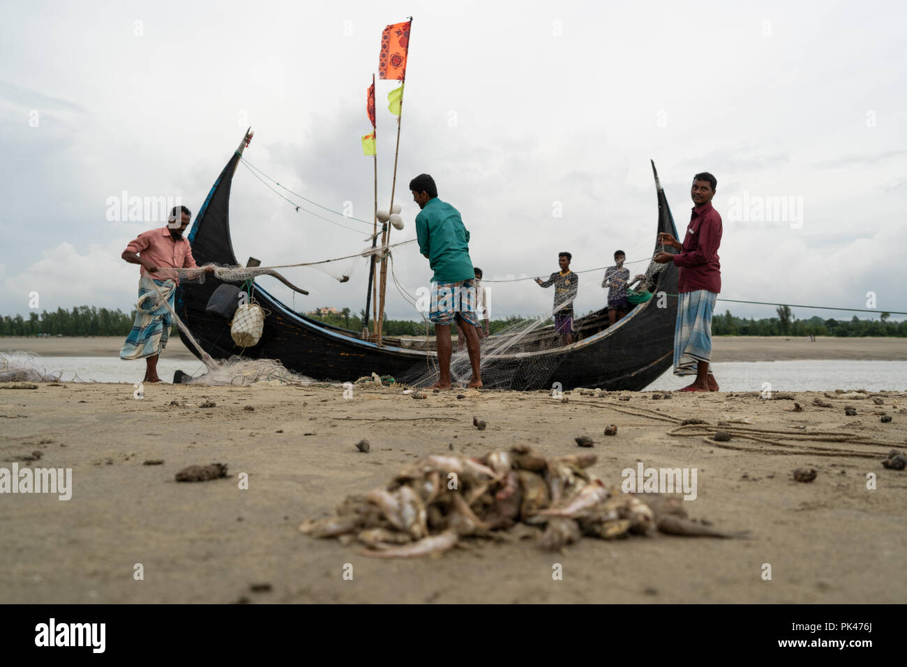 Bateau de pêche traditionnel, aussi appelé 'Moon', bateau à Inani beach , Cox's Bazar au Bangladesh, août 2018. La 'Moon' bateaux sont faites par les charpentiers traditionnels en utilisant des "shiuri" bois. Un bateau lune est d'environ 8 mètres de long, pèse moins de 4 tonnes et peut accueillir un équipage de 4 à 5 pêcheurs. Malheureusement, depuis deux décennies, la flotte de bateaux traditionnels de la lune au Bangladesh disparaît graduellement. Banque D'Images