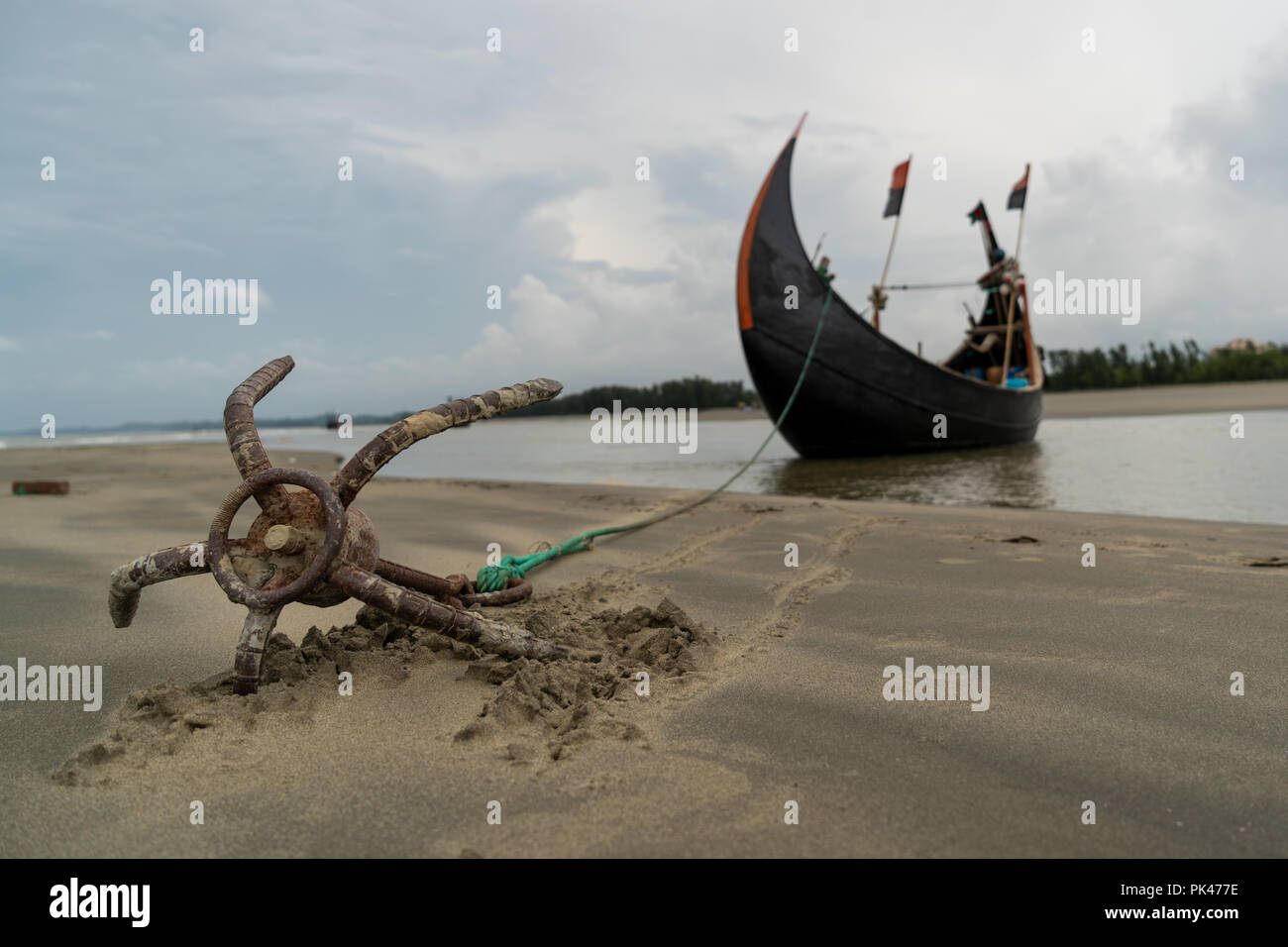Bateau de pêche traditionnel, aussi appelé 'Moon', bateau à Inani beach , Cox's Bazar au Bangladesh, août 2018. La 'Moon' bateaux sont faites par les charpentiers traditionnels en utilisant des "shiuri" bois. Un bateau lune est d'environ 8 mètres de long, pèse moins de 4 tonnes et peut accueillir un équipage de 4 à 5 pêcheurs. Malheureusement, depuis deux décennies, la flotte de bateaux traditionnels de la lune au Bangladesh disparaît graduellement. Banque D'Images
