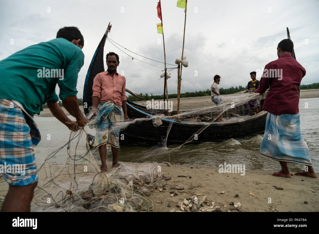 Bateau de pêche traditionnel, aussi appelé 'Moon', bateau à Inani beach , Cox's Bazar au Bangladesh, août 2018. La 'Moon' bateaux sont faites par les charpentiers traditionnels en utilisant des "shiuri" bois. Un bateau lune est d'environ 8 mètres de long, pèse moins de 4 tonnes et peut accueillir un équipage de 4 à 5 pêcheurs. Malheureusement, depuis deux décennies, la flotte de bateaux traditionnels de la lune au Bangladesh disparaît graduellement. Banque D'Images