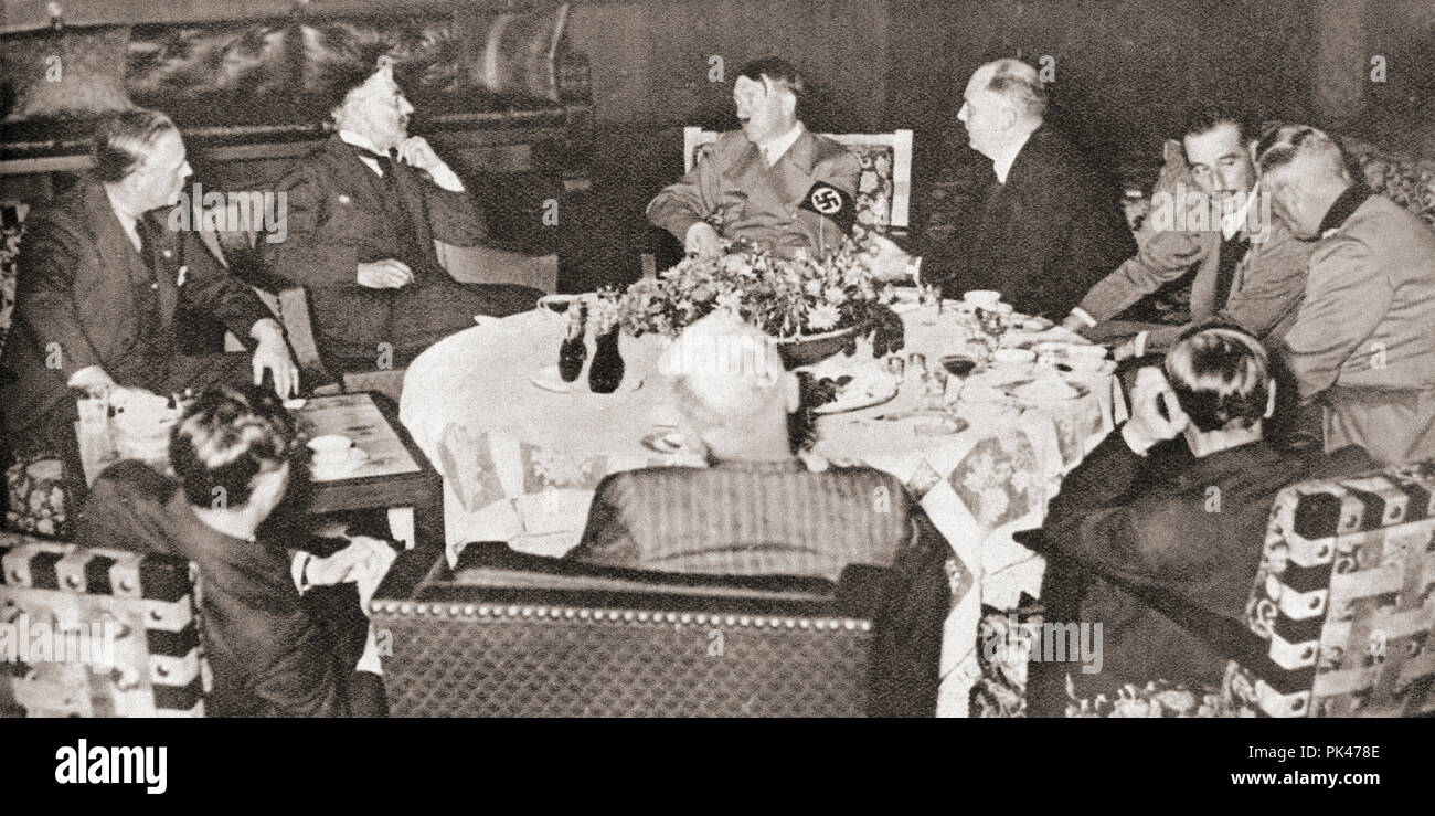 La rencontre entre Neville Chamberlain, centre gauche, et Adolf Hitler, centre droit, Berchtesgaden, Allemagne, 16 septembre 1938. Arthur Neville Chamberlain, 1869 -1940. Homme d'État britannique du parti conservateur et premier ministre du Royaume-Uni. Adolf Hitler, 1889 - 1945. Homme politique allemand, démagogue, Pan-German révolutionnaire, leader du parti nazi, chancelier de l'Allemagne, et Führer de l'Allemagne nazie de 1934 à 1945. À partir de ces années, publié en 1938. Banque D'Images