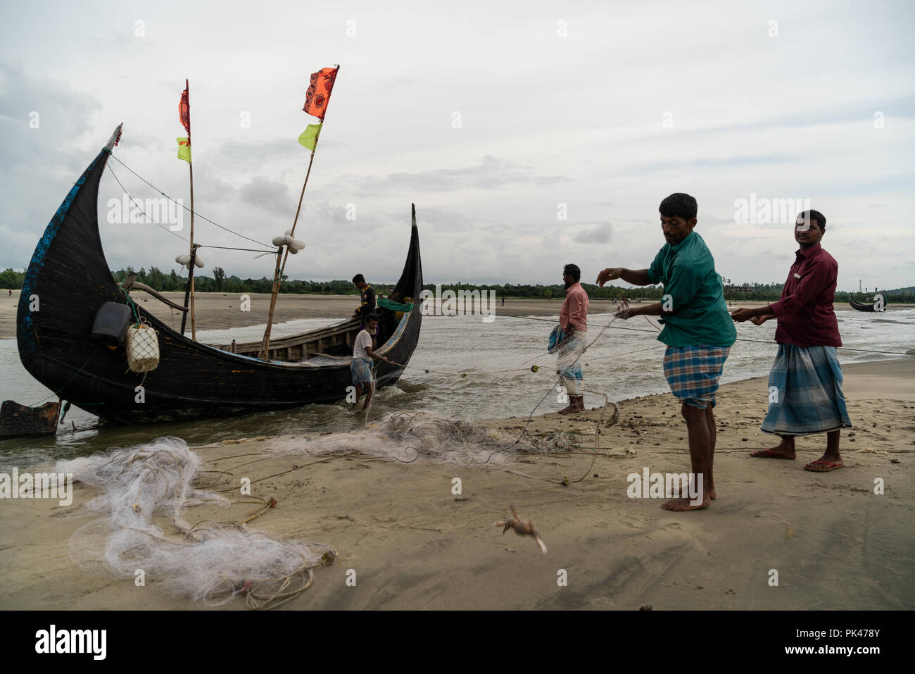 Bateau de pêche traditionnel, aussi appelé 'Moon', bateau à Inani beach , Cox's Bazar au Bangladesh, août 2018. La 'Moon' bateaux sont faites par les charpentiers traditionnels en utilisant des "shiuri" bois. Un bateau lune est d'environ 8 mètres de long, pèse moins de 4 tonnes et peut accueillir un équipage de 4 à 5 pêcheurs. Malheureusement, depuis deux décennies, la flotte de bateaux traditionnels de la lune au Bangladesh disparaît graduellement. Banque D'Images