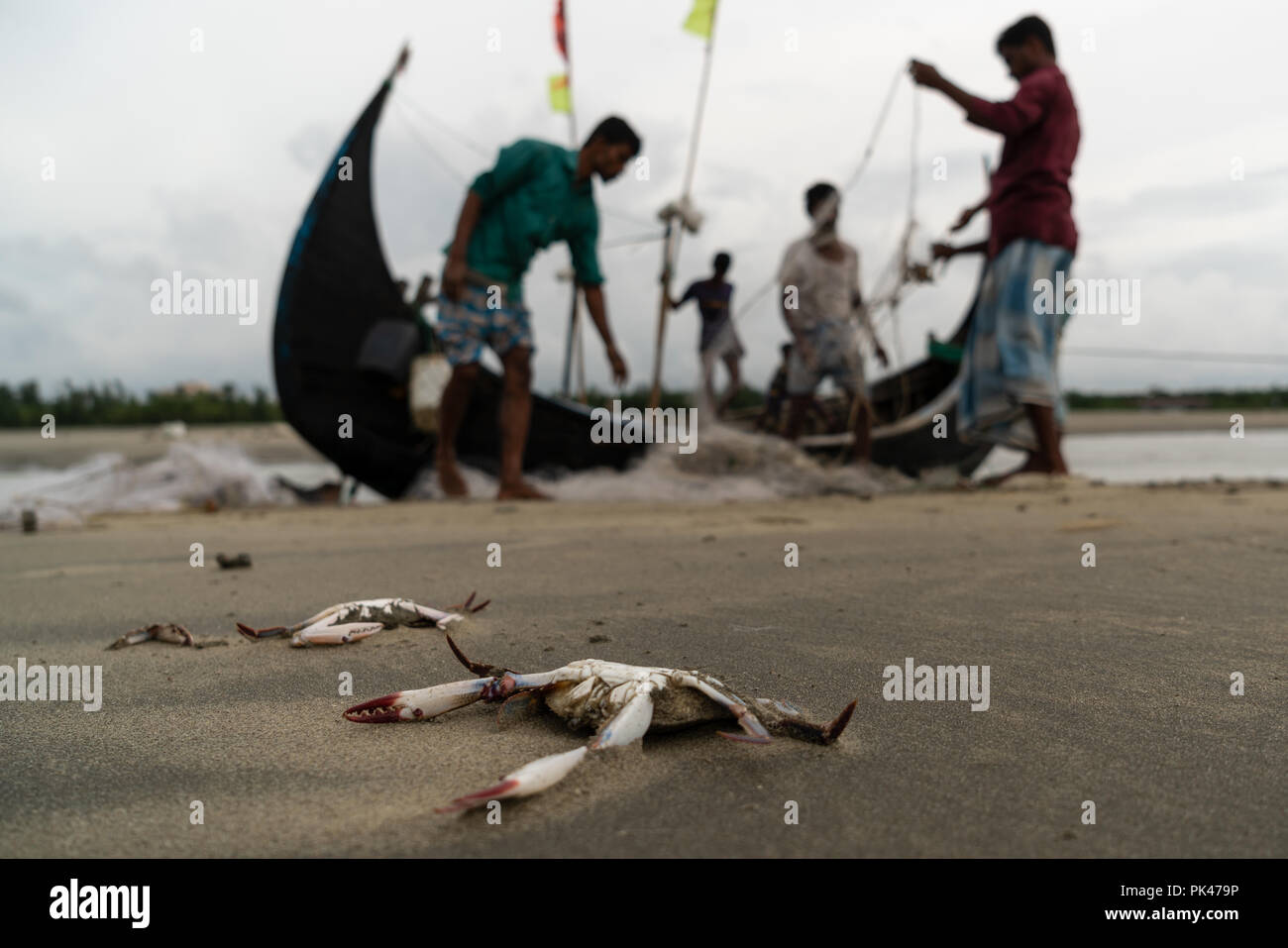 Bateau de pêche traditionnel, aussi appelé 'Moon', bateau à Inani beach , Cox's Bazar au Bangladesh, août 2018. La 'Moon' bateaux sont faites par les charpentiers traditionnels en utilisant des "shiuri" bois. Un bateau lune est d'environ 8 mètres de long, pèse moins de 4 tonnes et peut accueillir un équipage de 4 à 5 pêcheurs. Malheureusement, depuis deux décennies, la flotte de bateaux traditionnels de la lune au Bangladesh disparaît graduellement. Banque D'Images
