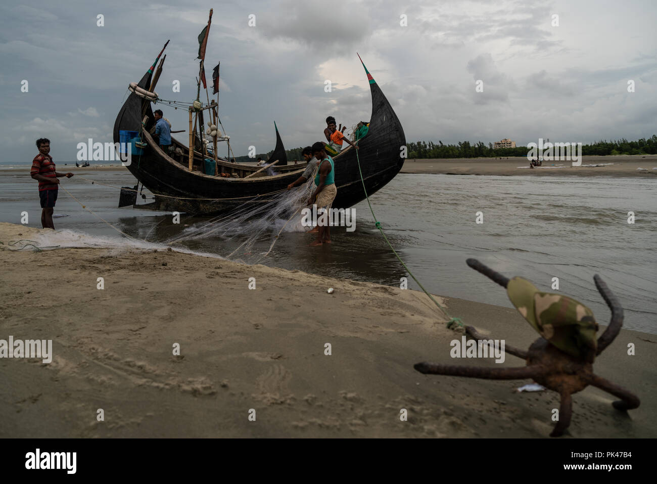 Bateau de pêche traditionnel, aussi appelé 'Moon', bateau à Inani beach , Cox's Bazar au Bangladesh, août 2018. La 'Moon' bateaux sont faites par les charpentiers traditionnels en utilisant des "shiuri" bois. Un bateau lune est d'environ 8 mètres de long, pèse moins de 4 tonnes et peut accueillir un équipage de 4 à 5 pêcheurs. Malheureusement, depuis deux décennies, la flotte de bateaux traditionnels de la lune au Bangladesh disparaît graduellement. Banque D'Images